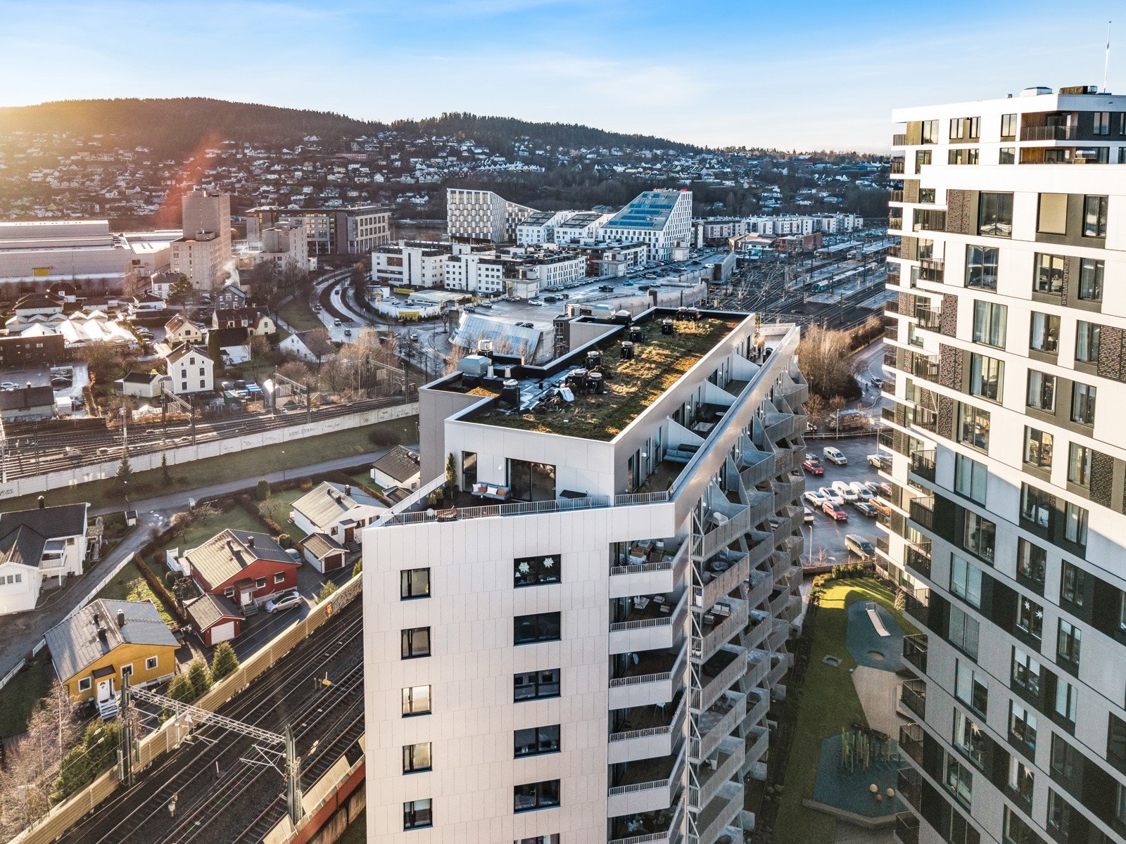 Her bor du midt i hjertet av Lillestrøm, med kort vei til pulserende byliv, togstasjonen og flotte grøntområder. På toppen av det hele får du en utsikt som nesten ingen andre kan matche. Galleribilde