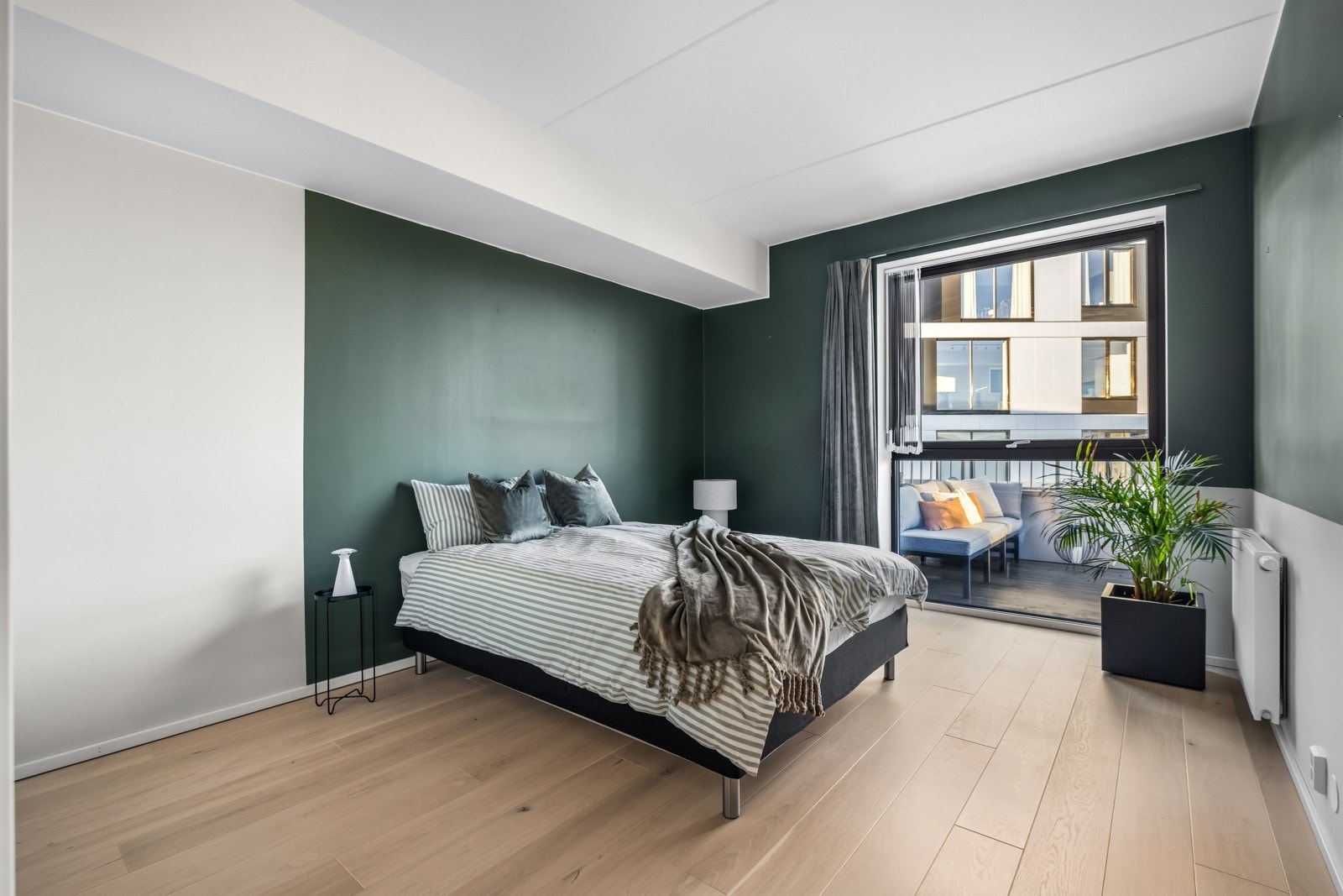 Romslig hovedsoverom med plass til stor seng og garderobeløsninger. Galleribilde