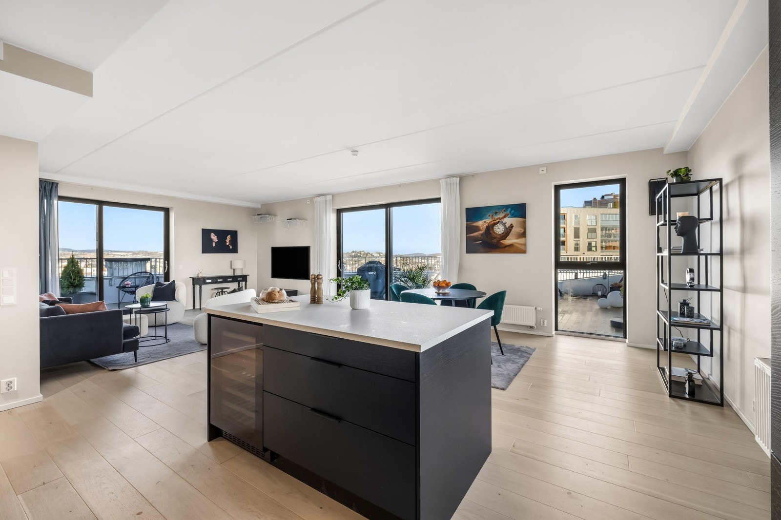 Store vinduer slipper rikelig med dagslys og den fantastiske utsikten inn i rommet. Galleribilde