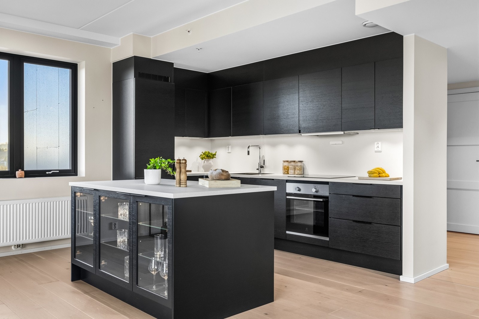 Integrerte hvitevarer fra Electrolux og vinskap fra Temptech. Galleribilde