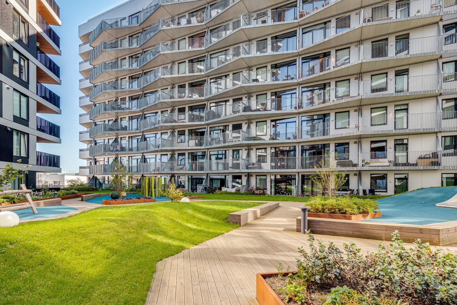 Felles takhage med grøntområder og rolige soner, samt lekeplass i tryggeomgivelser beliggende i byggets 3.etasje. Galleribilde