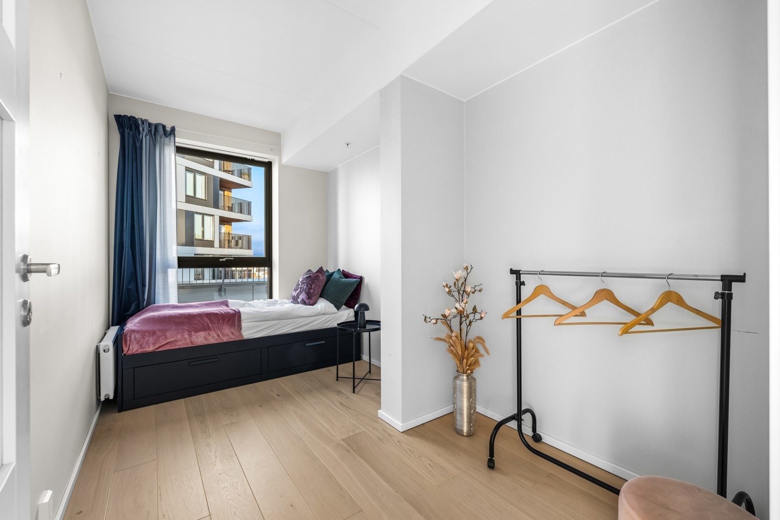 Soverom 2 passer perfekt som barnerom, gjesterom eller hjemmekontor. Galleribilde