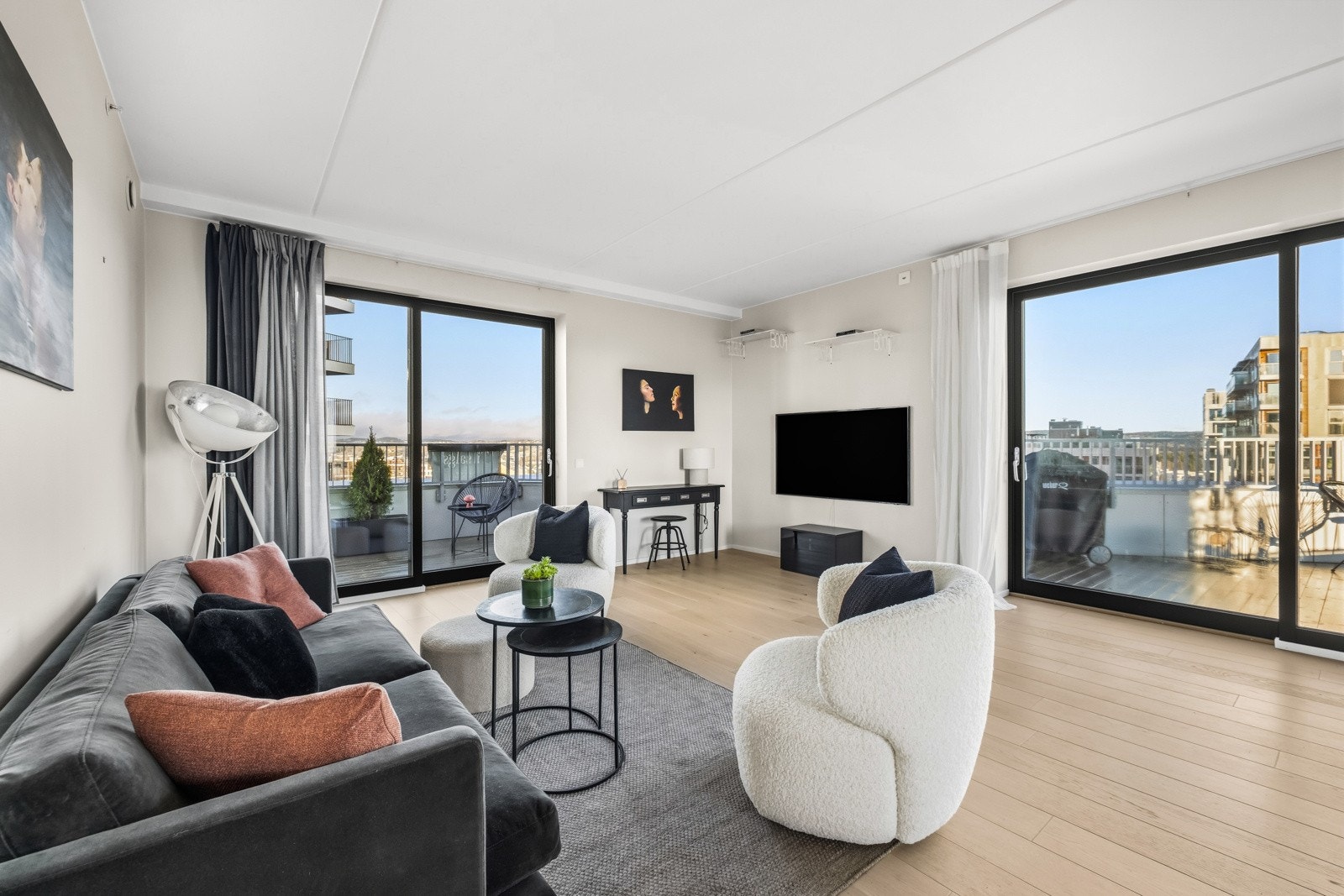 Stor og lys stue med god plass til sofagruppe, spisestue og andre soner du ønsker å innrede med. Galleribilde