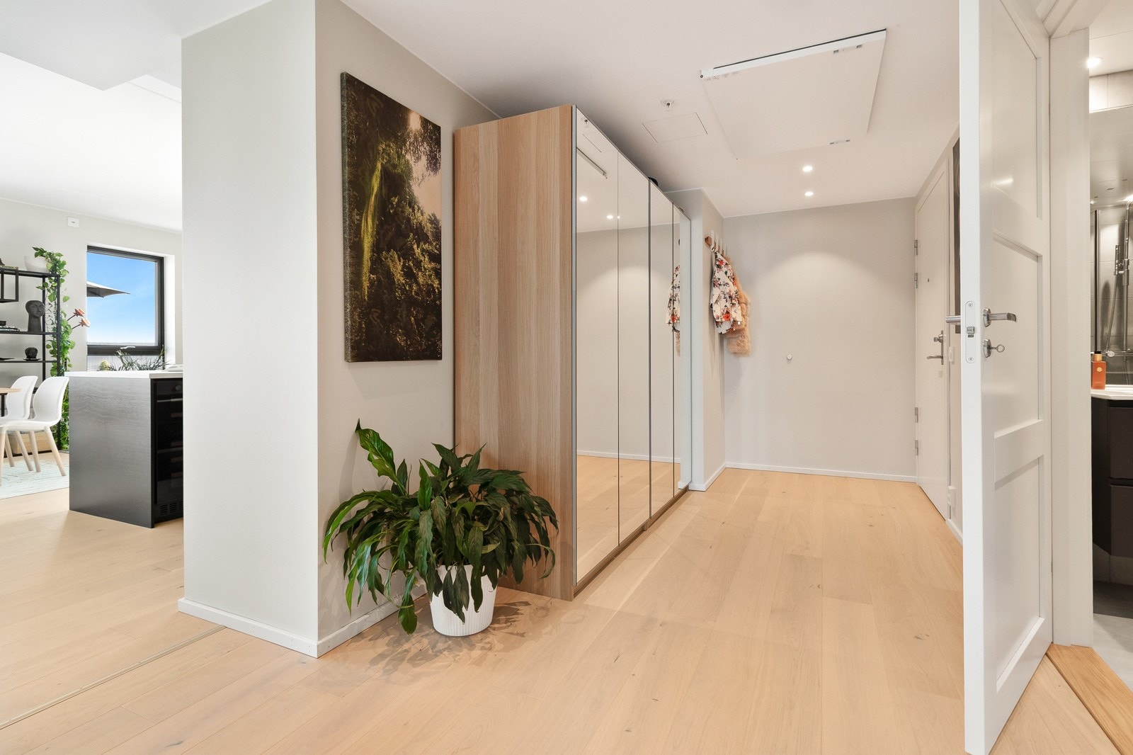 Lys og innbydende inngangsparti som ønsker deg velkommen hjem. Galleribilde