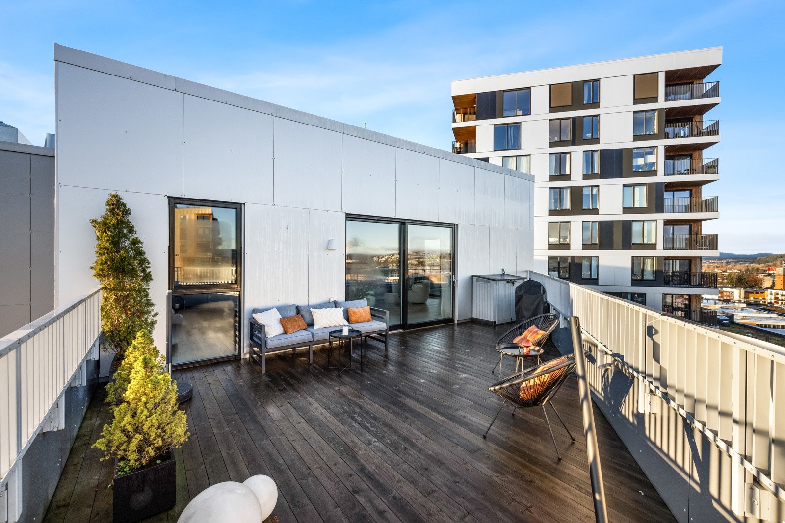 Her får du sol store deler av dagen, rikelig plass til lounge, grill og grønne innslag, et perfekt sted å nyte rolige morgener med kaffe eller kvelder under stjernene. Galleribilde