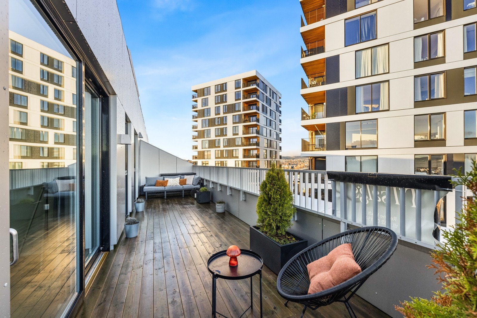 Her er det god plass til utemøblement, alt etter eget ønske og behov. Galleribilde