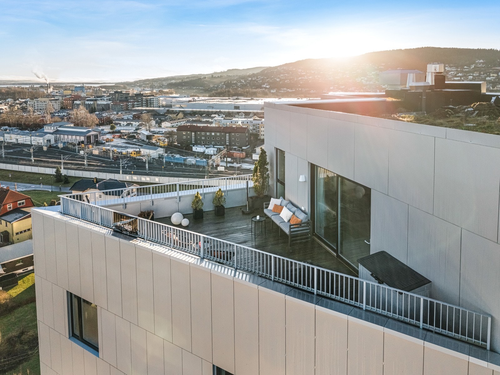 Velkommen til en sjelden mulighet i Lillestrøm! Lys og lekker 3(4)roms toppleilighet med to private takterrasser, lite innsyn og fantastisk utsikt så langt øyet kan se. Galleribilde