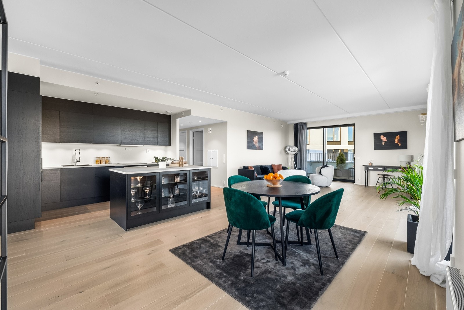 Kjøkkenet kombinerer design og funksjon, perfekt for både hverdagsmat og sosiale middager. Galleribilde