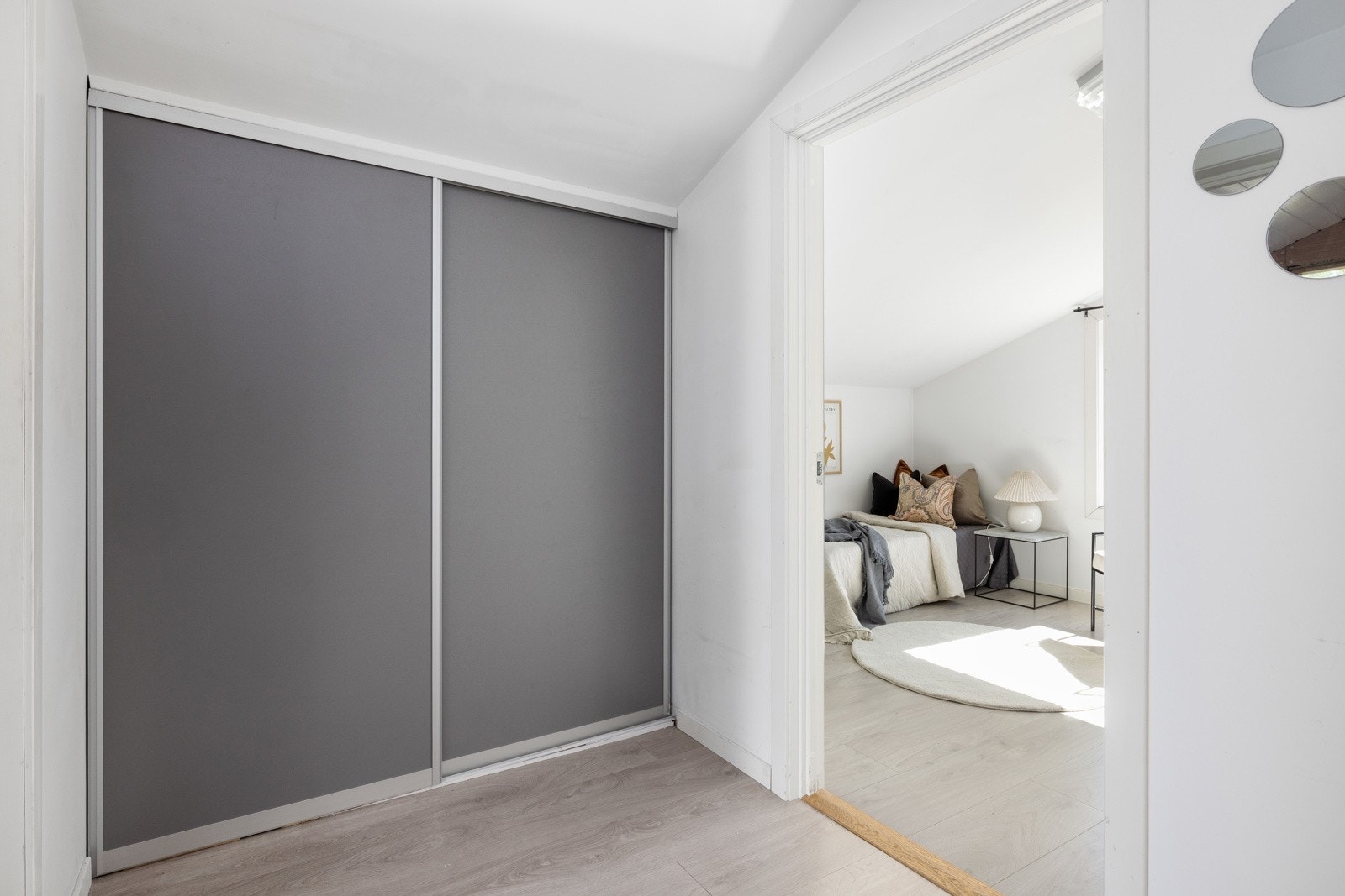 Boligens entré/gang gir et godt førsteinntrykk av boligen og er utstyrt med en praktisk garderobeløsning for oppbevaring. Galleribilde