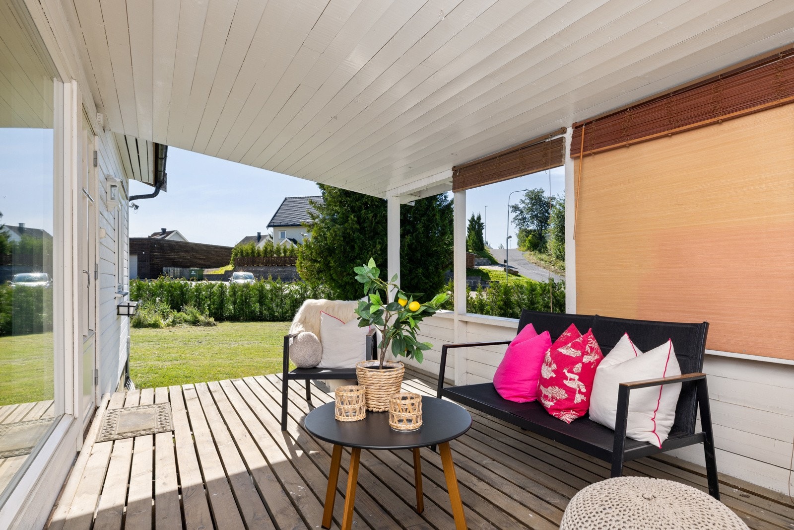 Fra stuen har du utgang til en flott overbygget terrasse med god plass for utemøblement og grill. Galleribilde