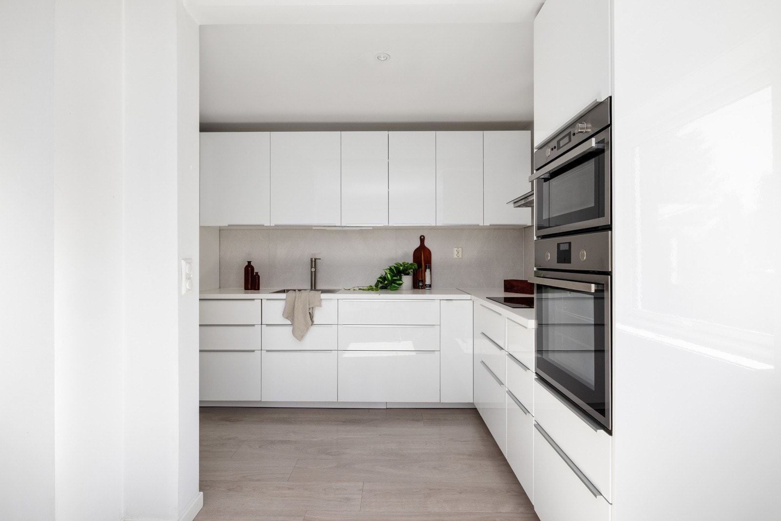 Kjøkkenet, fra 2016, har innredning med glatte fronter og en benkeplate av laminat. Galleribilde