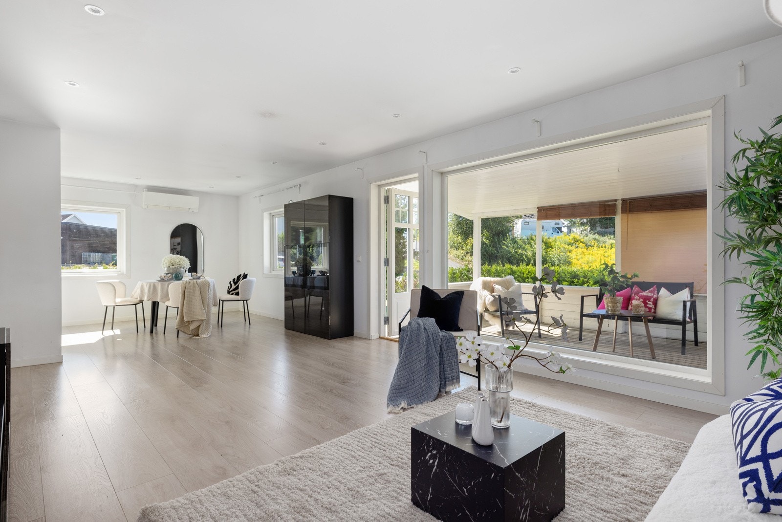 Her får du en innholdsrik og betydelig oppgradert enebolig over to plan med blant annet 4 soverom, 2 bad, 2 kjøkken og 2 stuer. Galleribilde