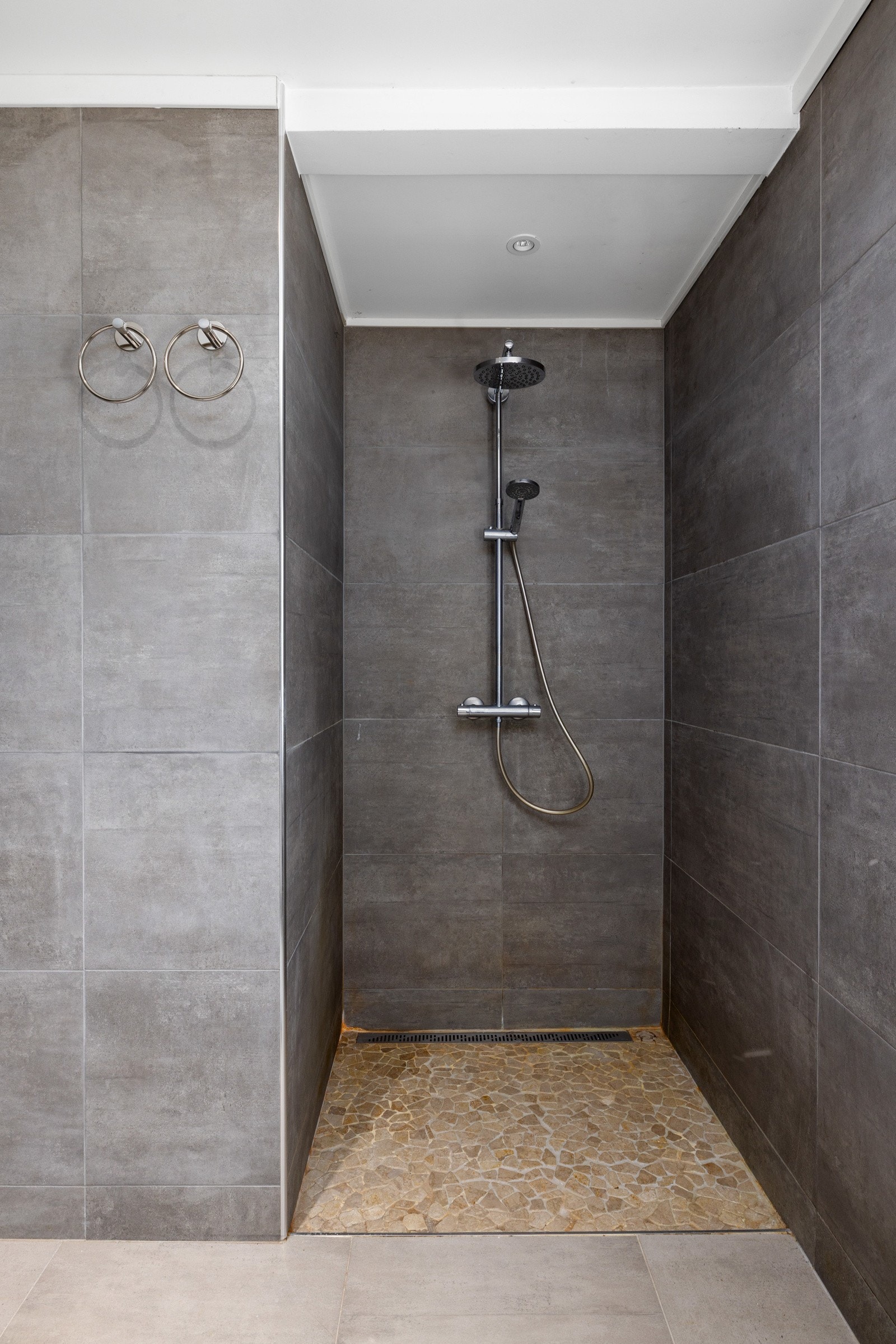 Det er flotte flislagte overflater og behagelig gulvvarme. Galleribilde