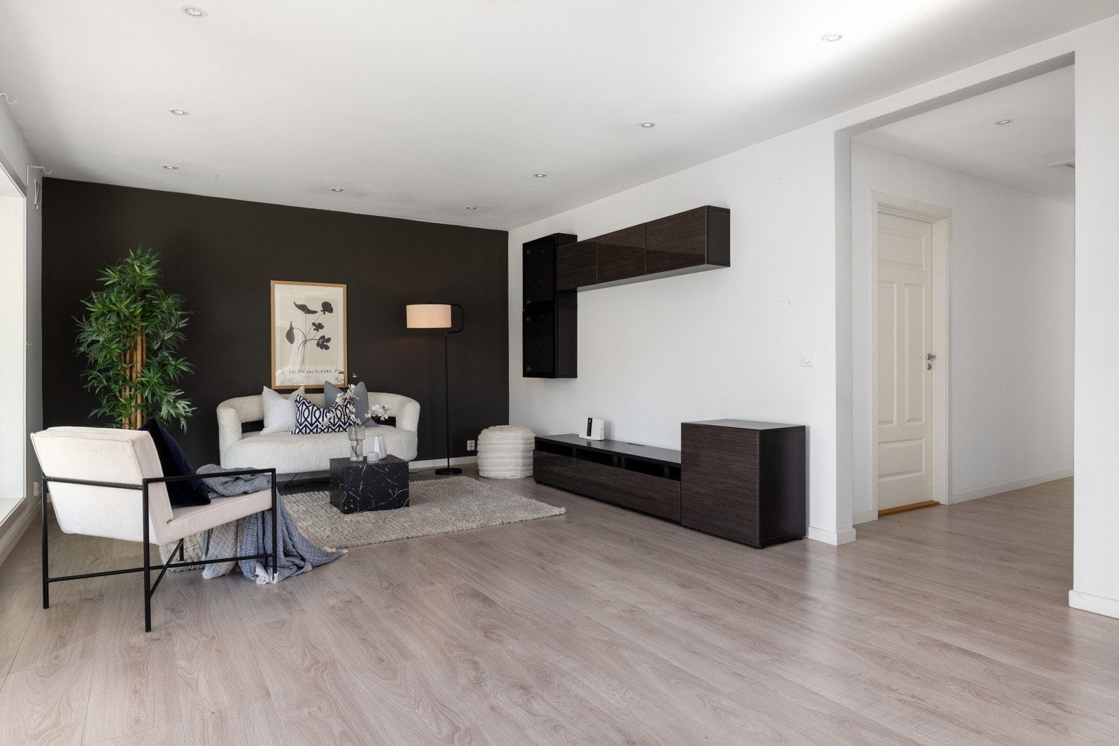 Det er rikelig med plass for sofagruppe med tilhørende møblement. Galleribilde