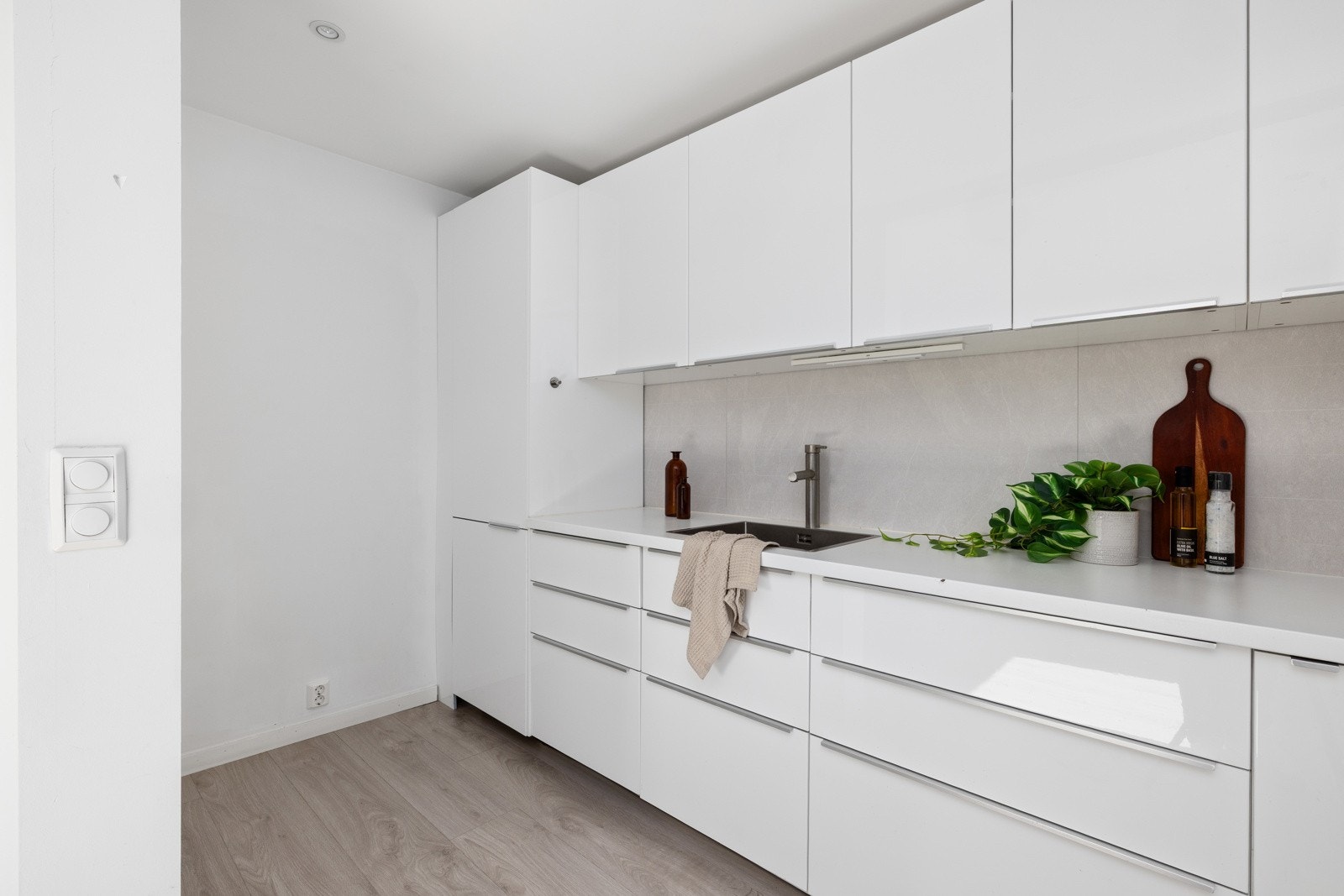 Det er kjøkkenventilator med kullfilter. Det er plater i benkerygg for et stilfult utseendet. Galleribilde