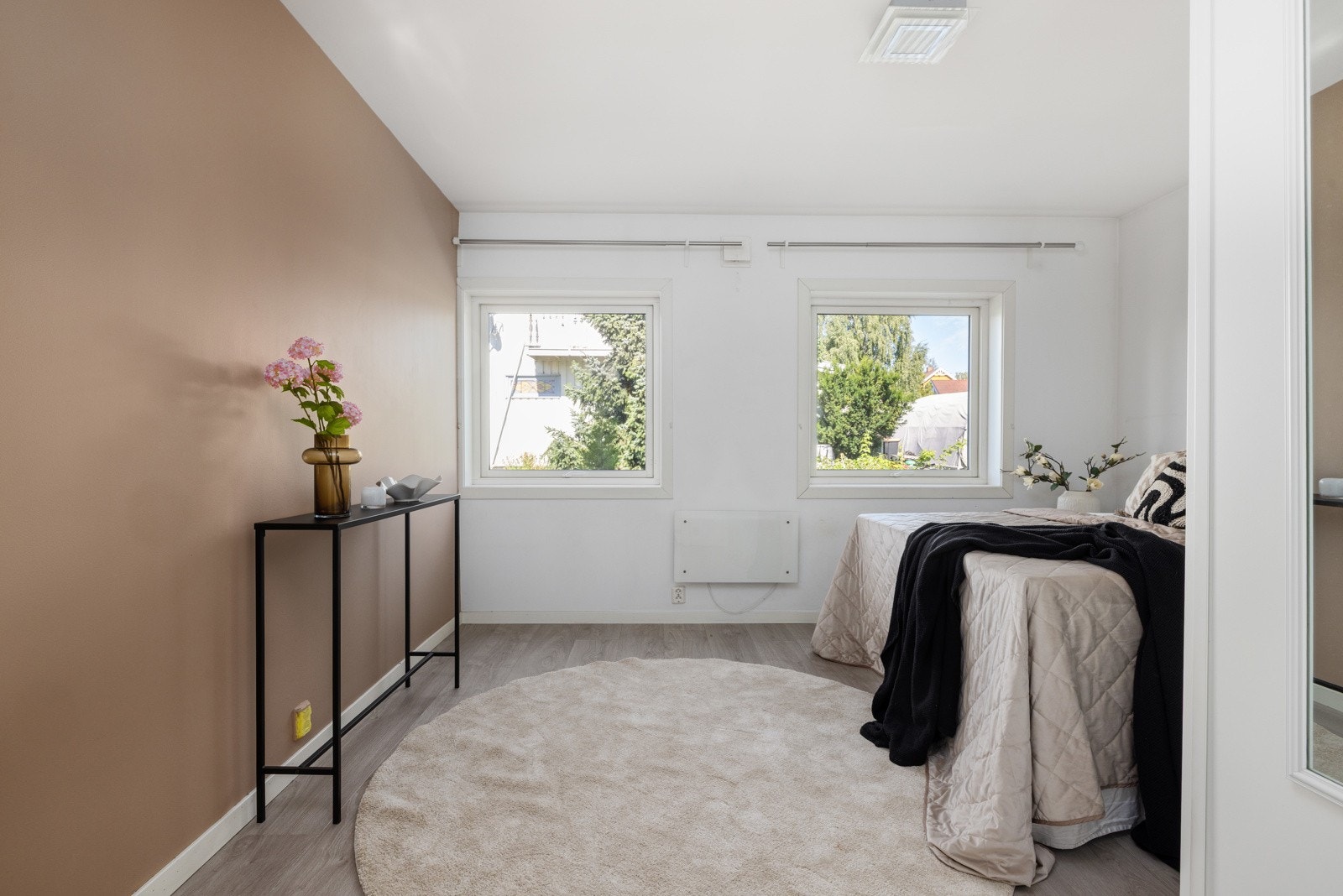 Hovedsoverommet er av god størrelse og er utstyrt med en praktisk garderobeløsning. Galleribilde