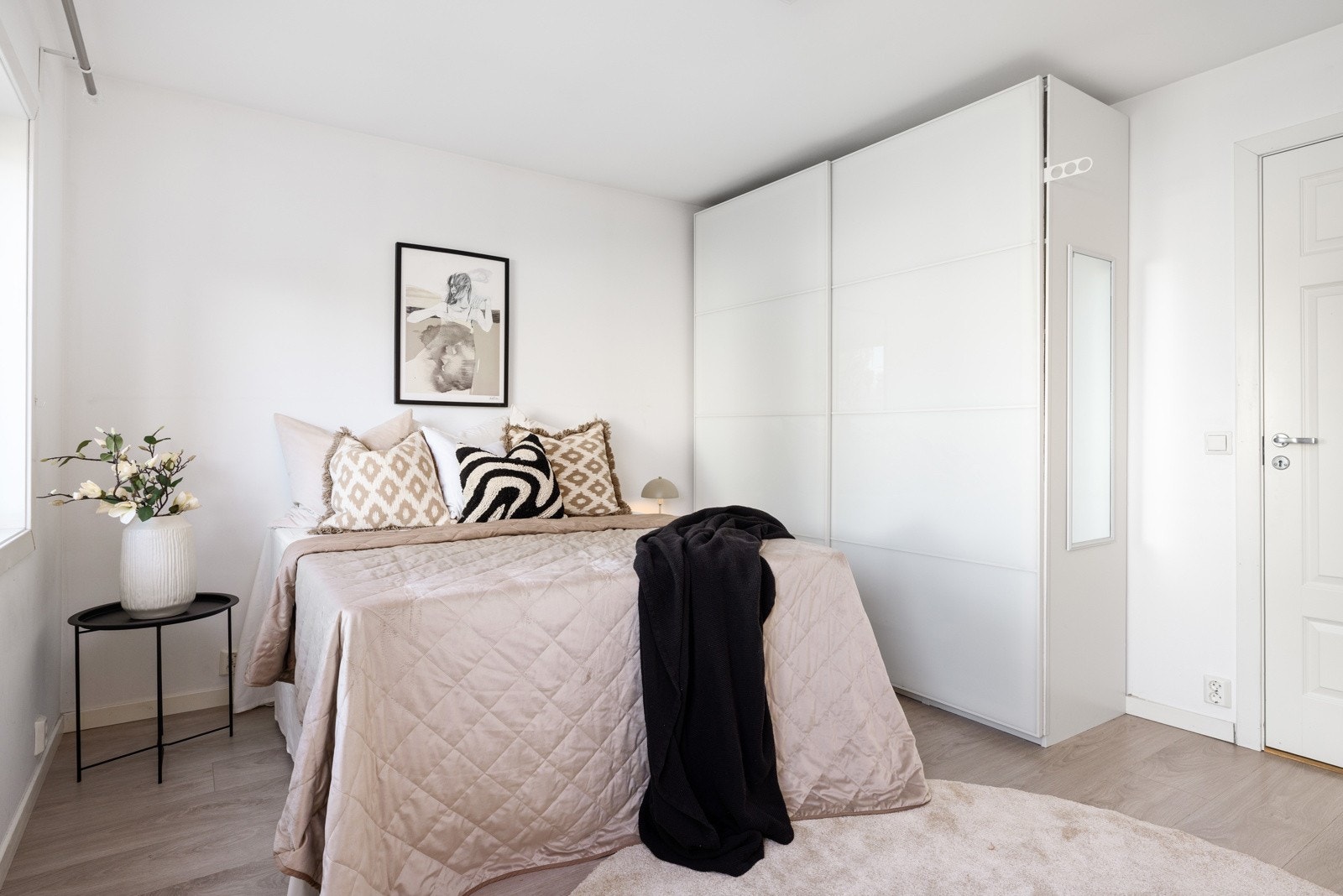 Boligen har totalt 4 soverom, 2 av disse befinner seg i hovedetasjen. Galleribilde