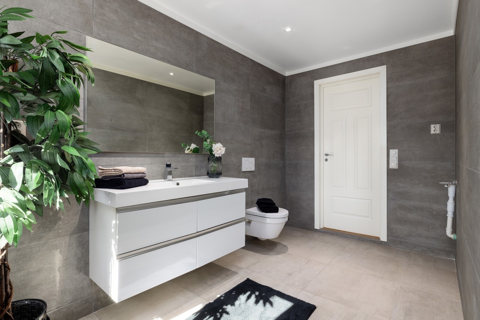 Etasjens bad ble oppgradert i 2016 og fremstår eksklusivt og funksjonelt. Galleribilde