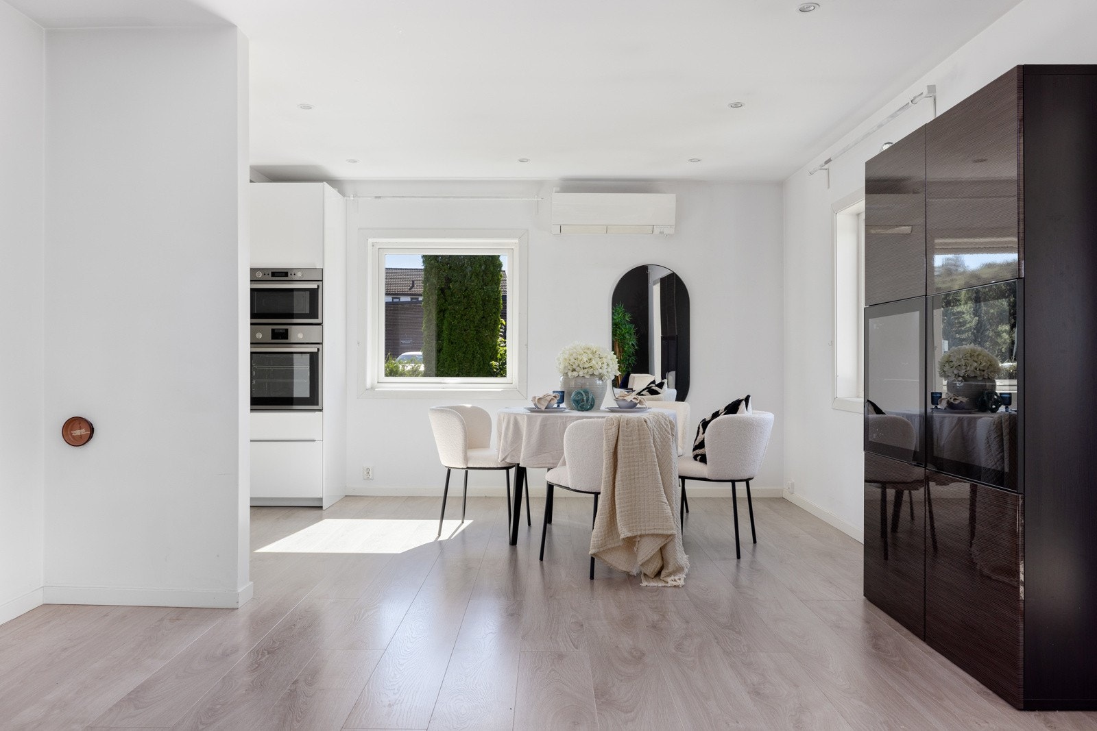 Videre inn i boligen finner du et åpent område som egner seg perfekt som spisestue. Galleribilde