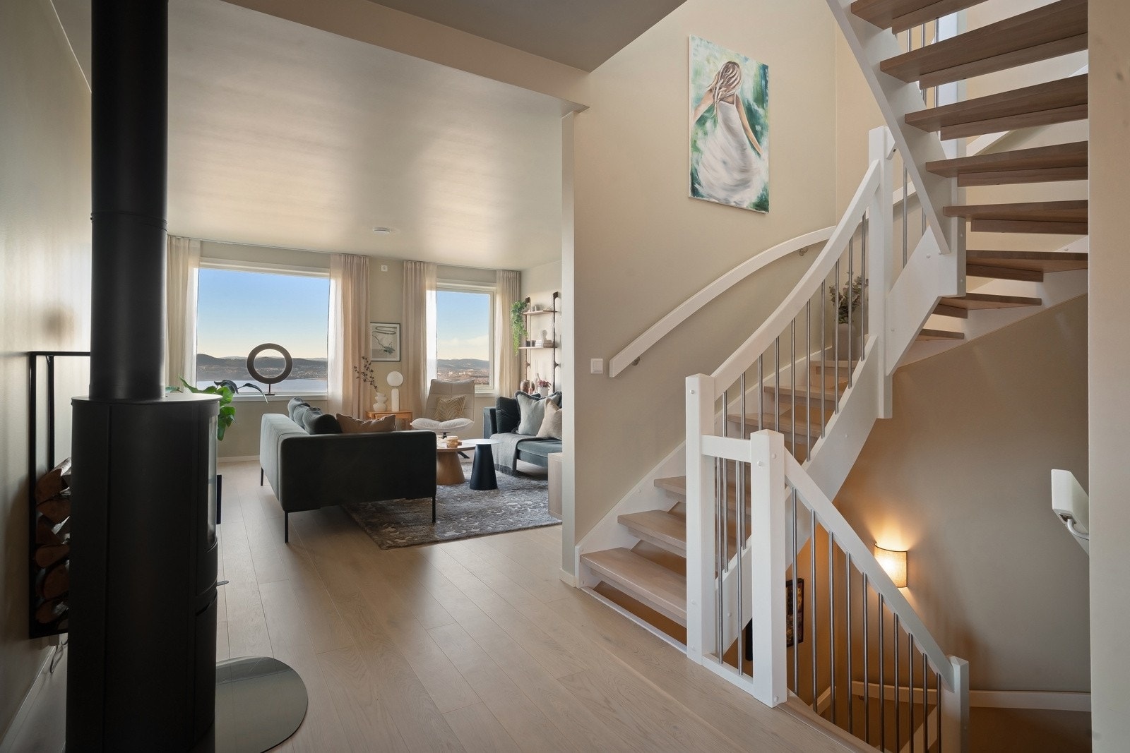 Stue med moderne peisovn og vidtrakt utsikt. Galleribilde