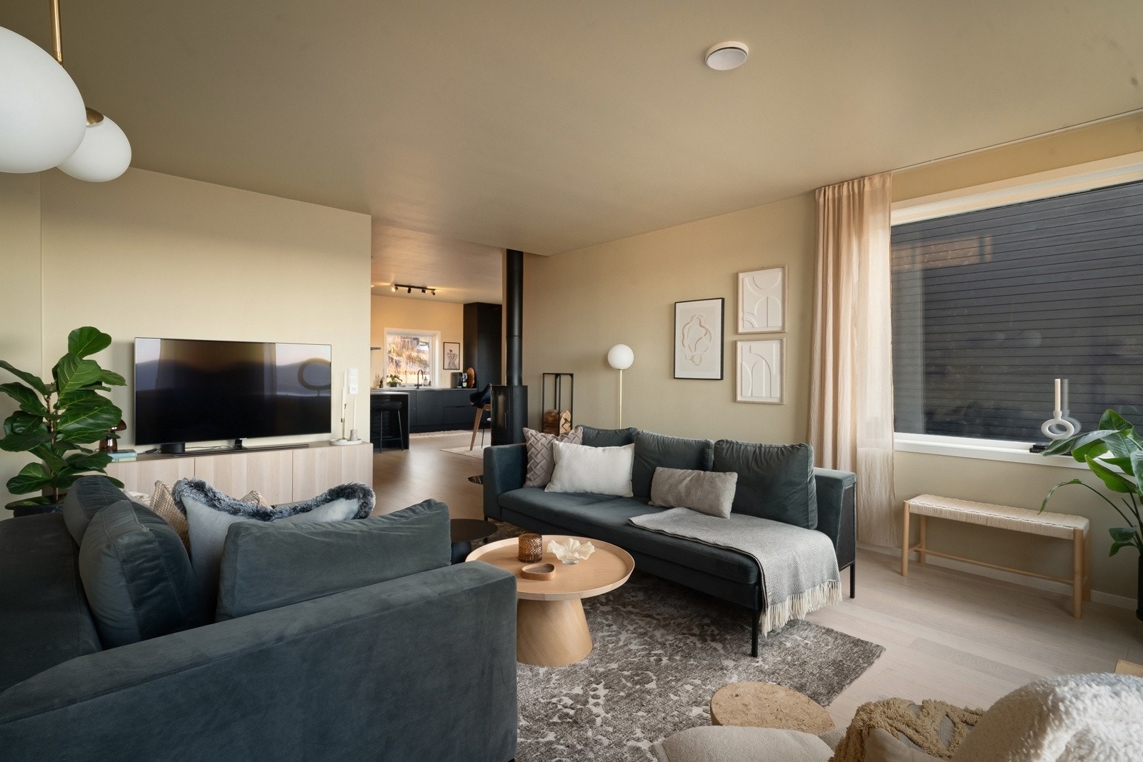 Stue og kjøkken ligger adskilt, med moderne peisovn som en effektiv romdeler. Galleribilde