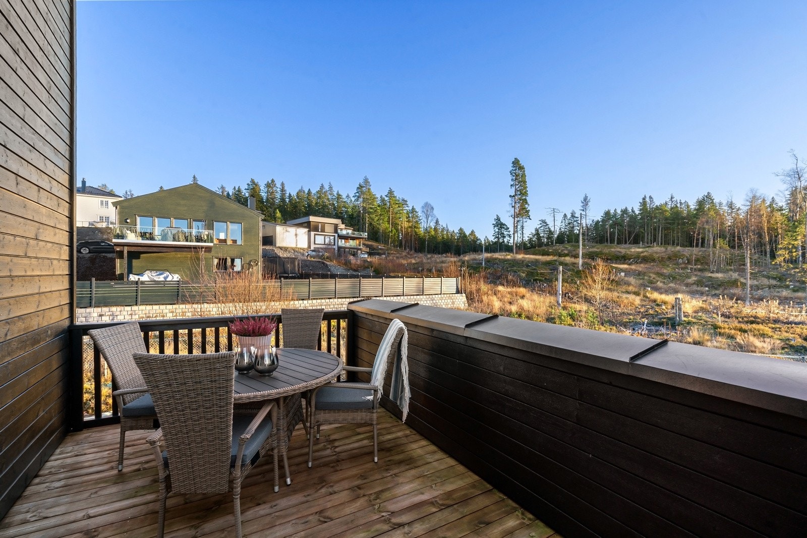 Terrasse med flott utsyn mot marka. Galleribilde