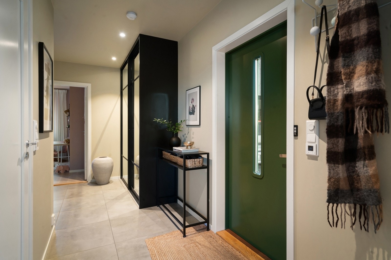 Innbydende og lys entre med god plass til oppbevaring. Galleribilde