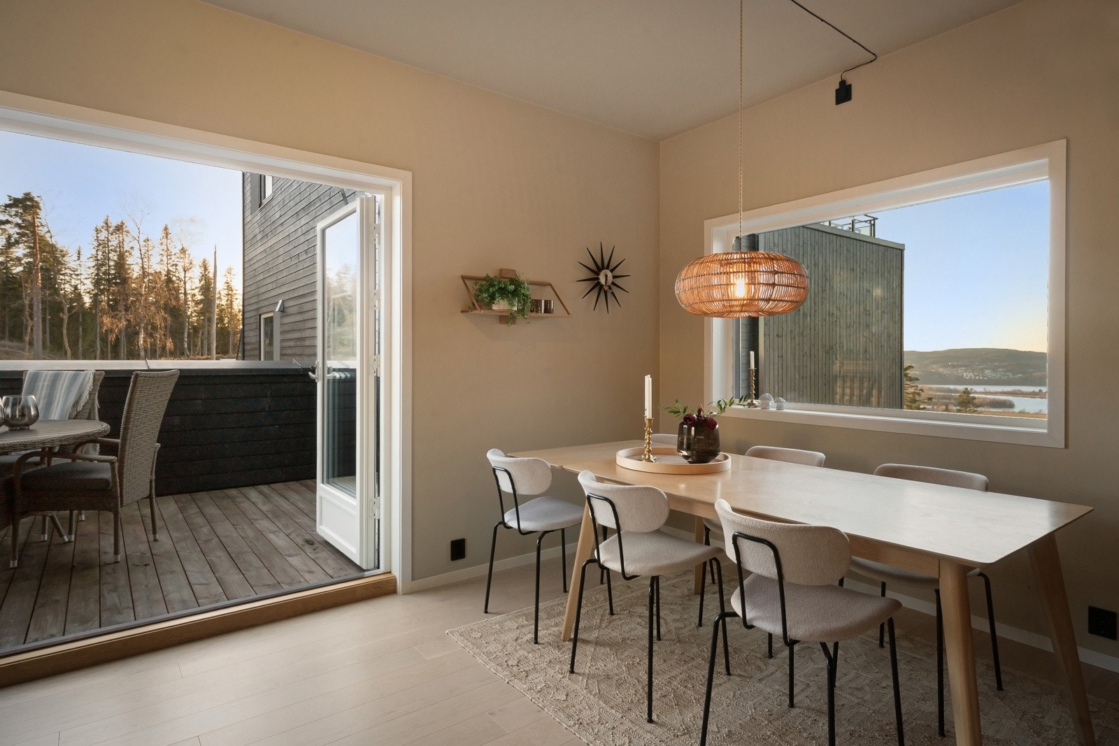 Spisekjøkkenet har utgang til terrasse. Galleribilde