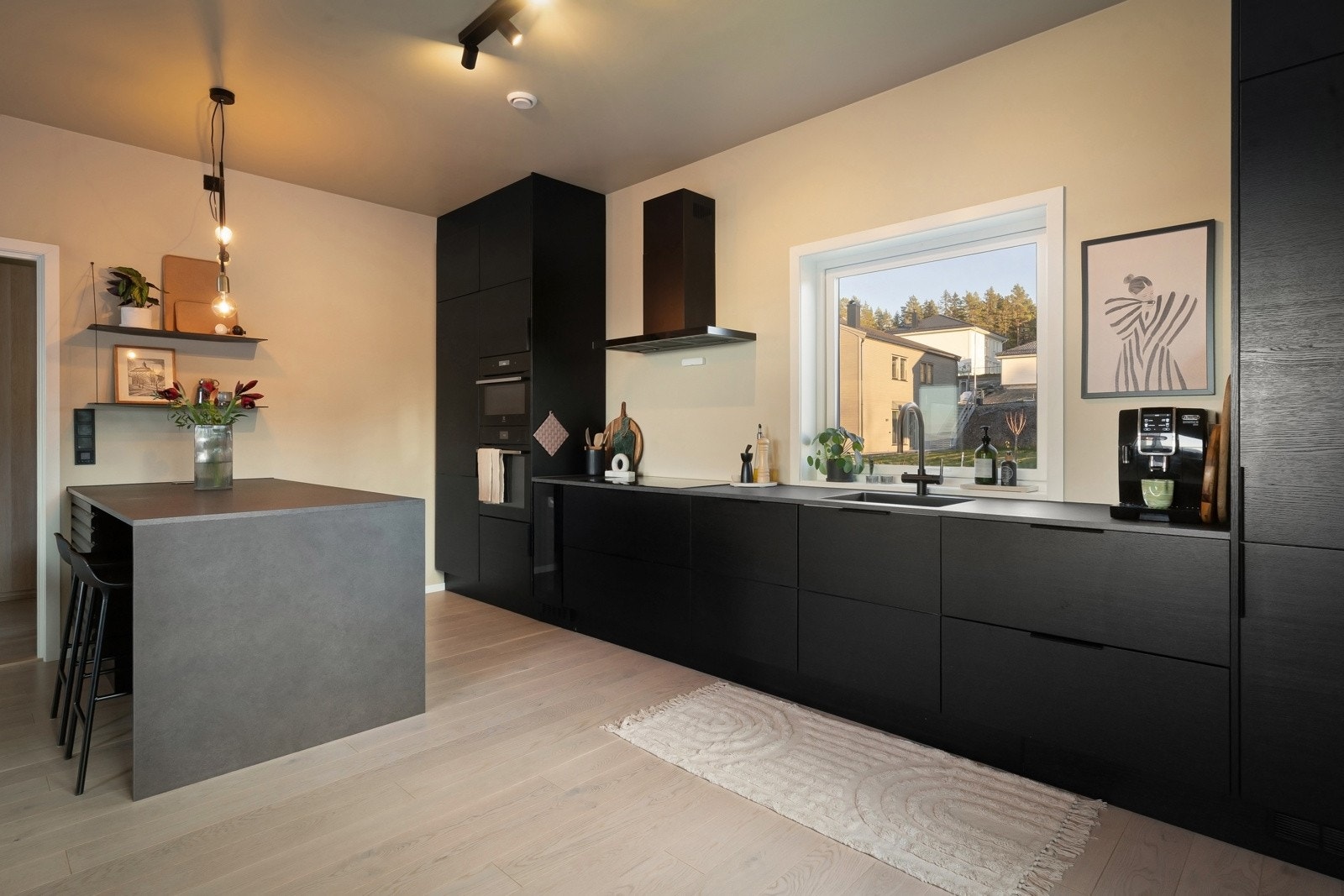 Det oppgraderte kjøkkenet fra HTH har et smakfullt og tidsmessig design med rene linjer, påkostede detaljer og stor praktisk kjøkkenøy med spiseplass. Galleribilde