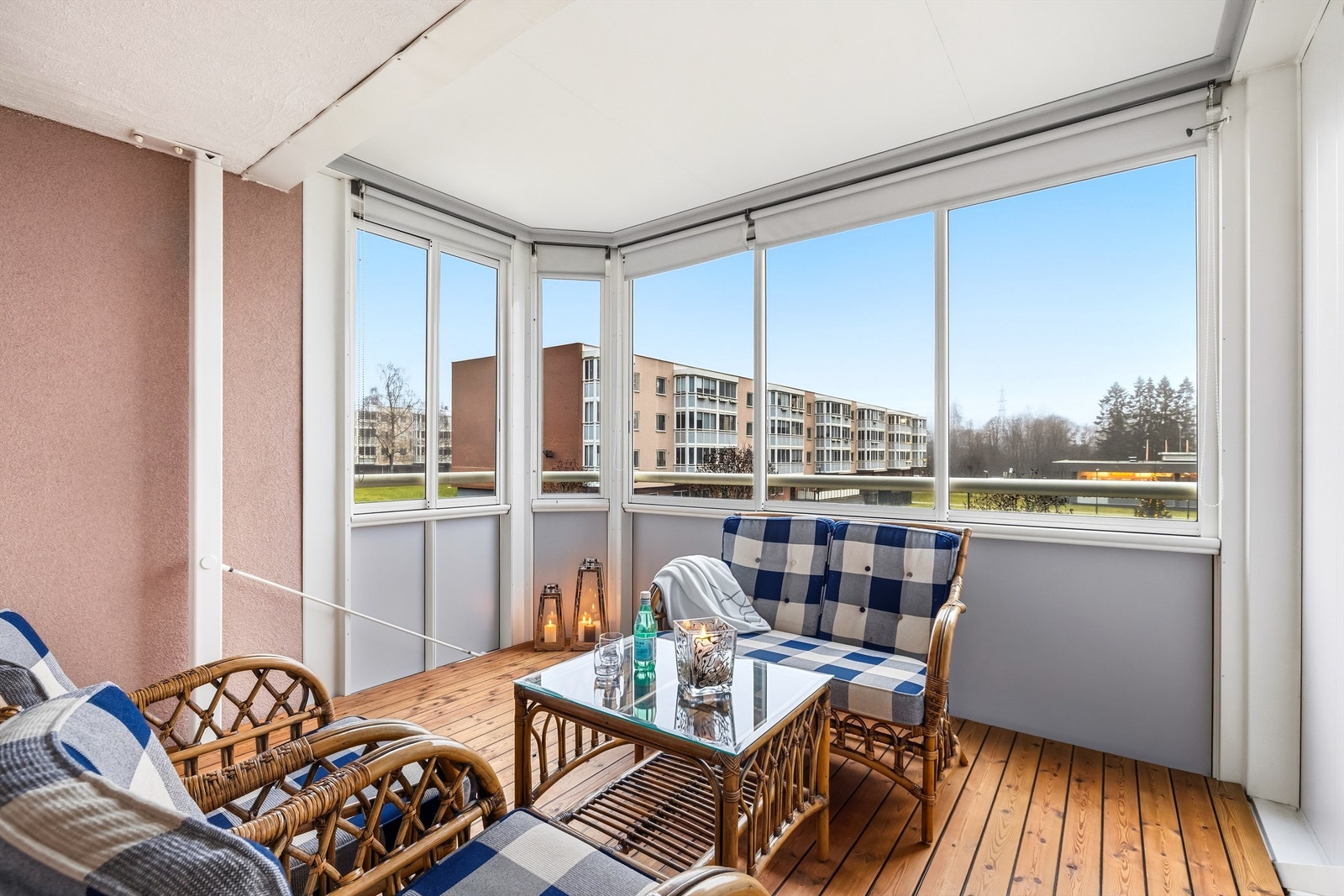 Balkongen har store glassflater som kan skyves til side for å slippe inn sommeren Galleribilde