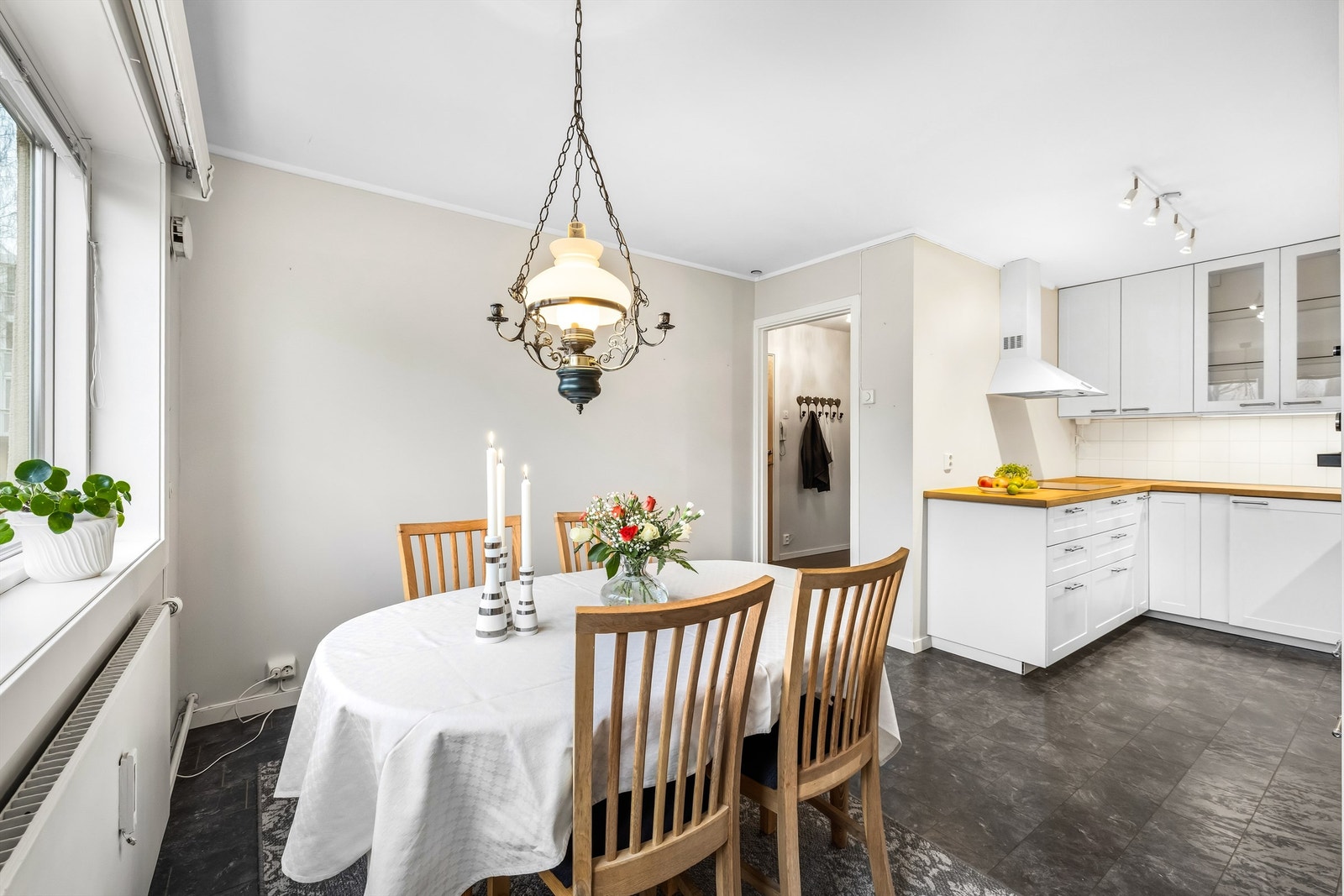 Den adskilte spiseplassen gir rom for både hverdagsmåltider og sosiale sammenkomster. Galleribilde