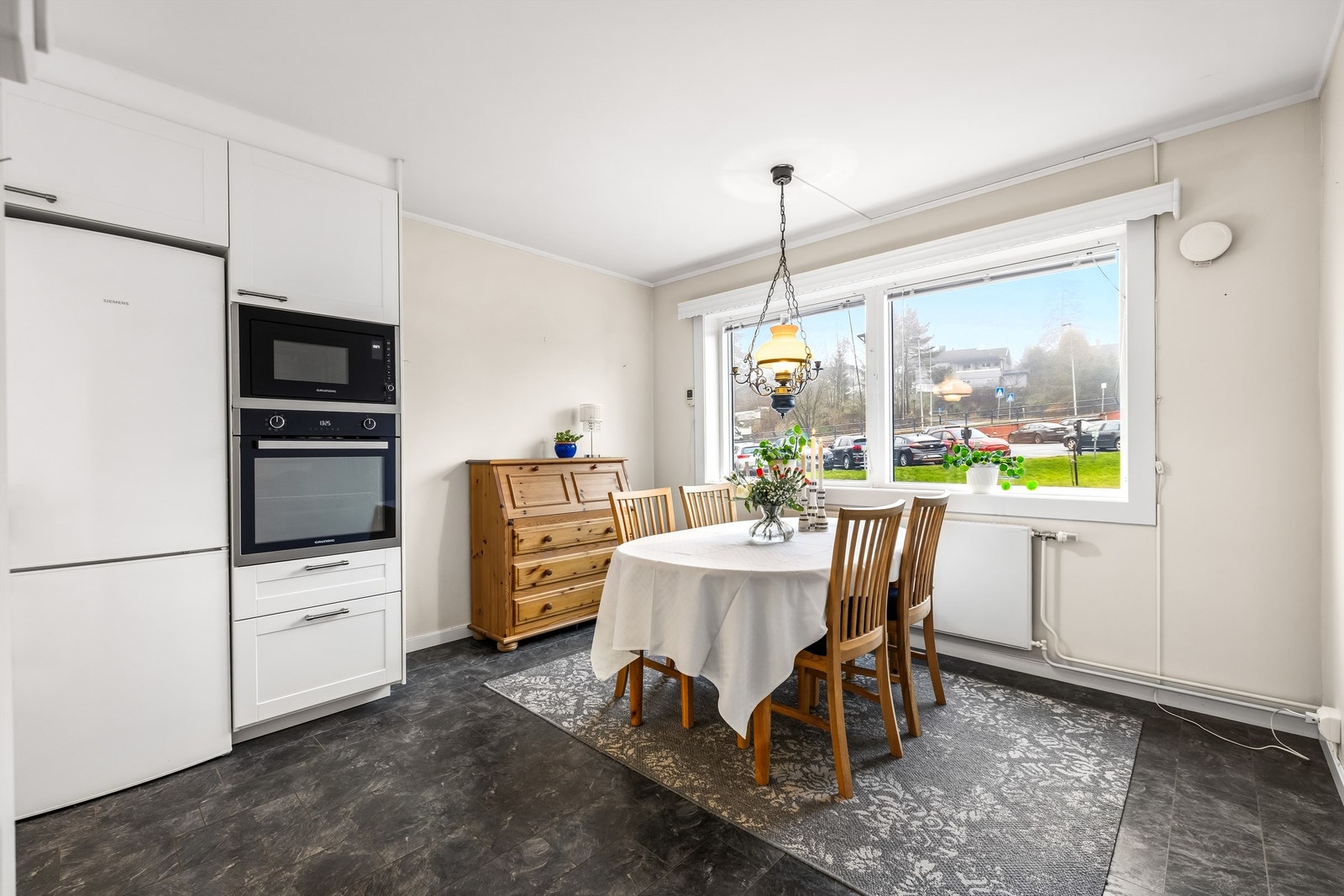 Innredningen har integrert stekeovn og mikrobølgeovn i ergonomisk riktig høyde. Galleribilde