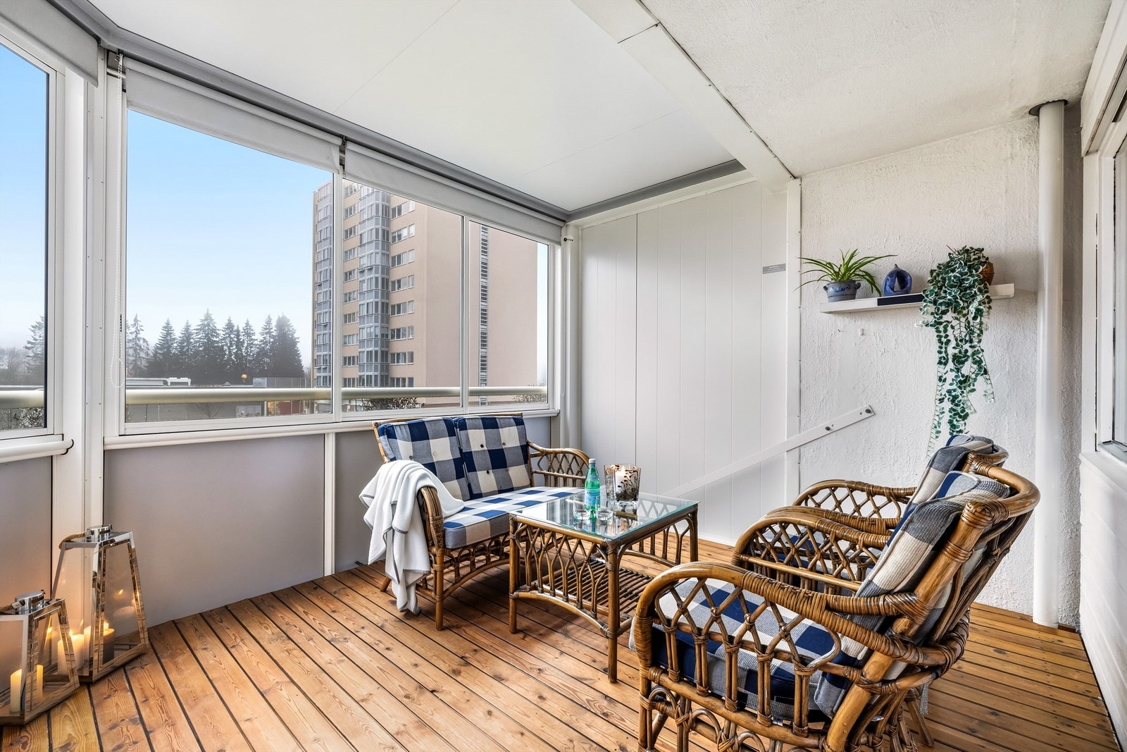 Den innglassede balkongen fungerer som en forlengelse av stuen og gir et lunt uterom. Galleribilde