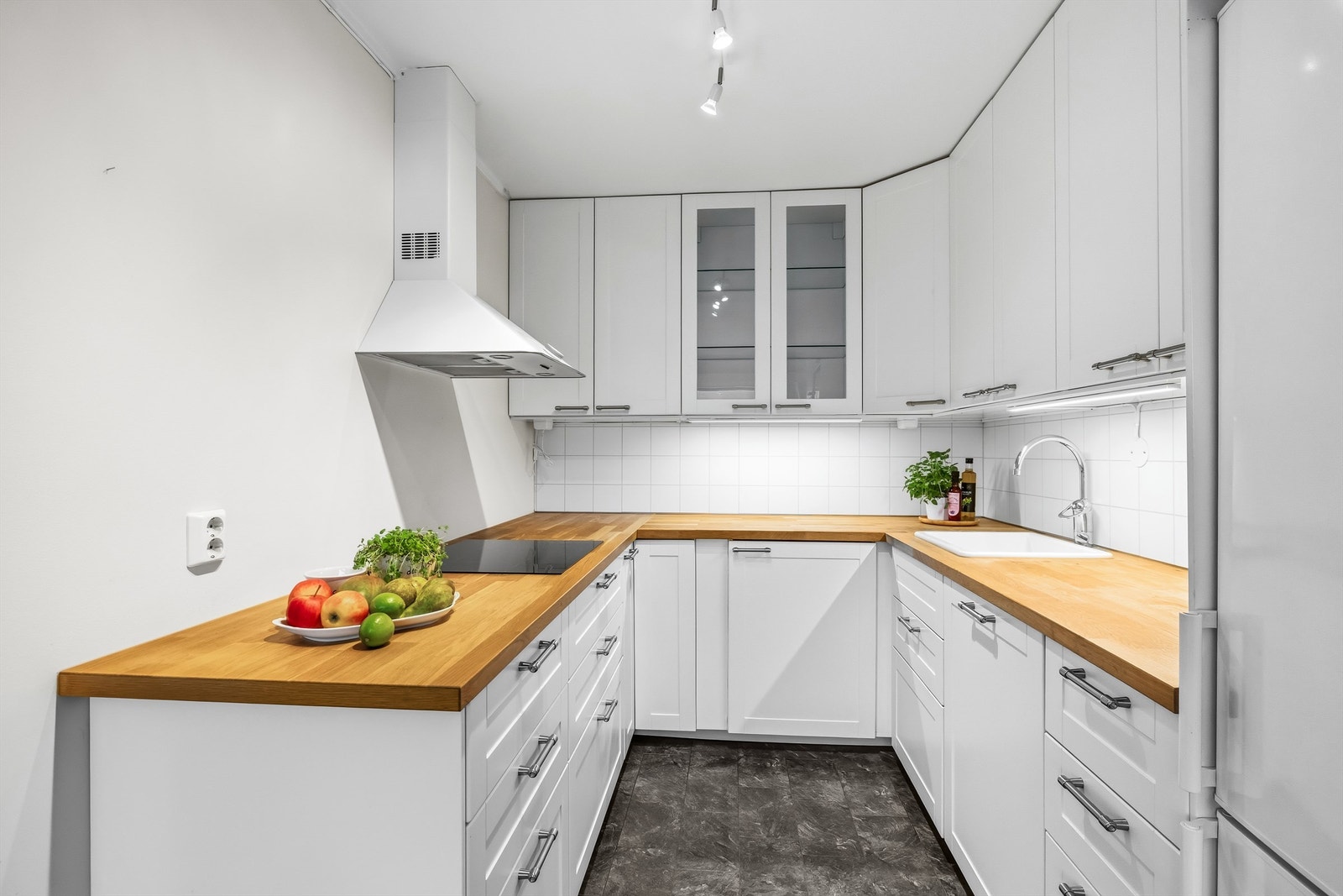 Godt med benkeplass i en funksjonell U-form, som gir en effektiv arbeidssone. Galleribilde