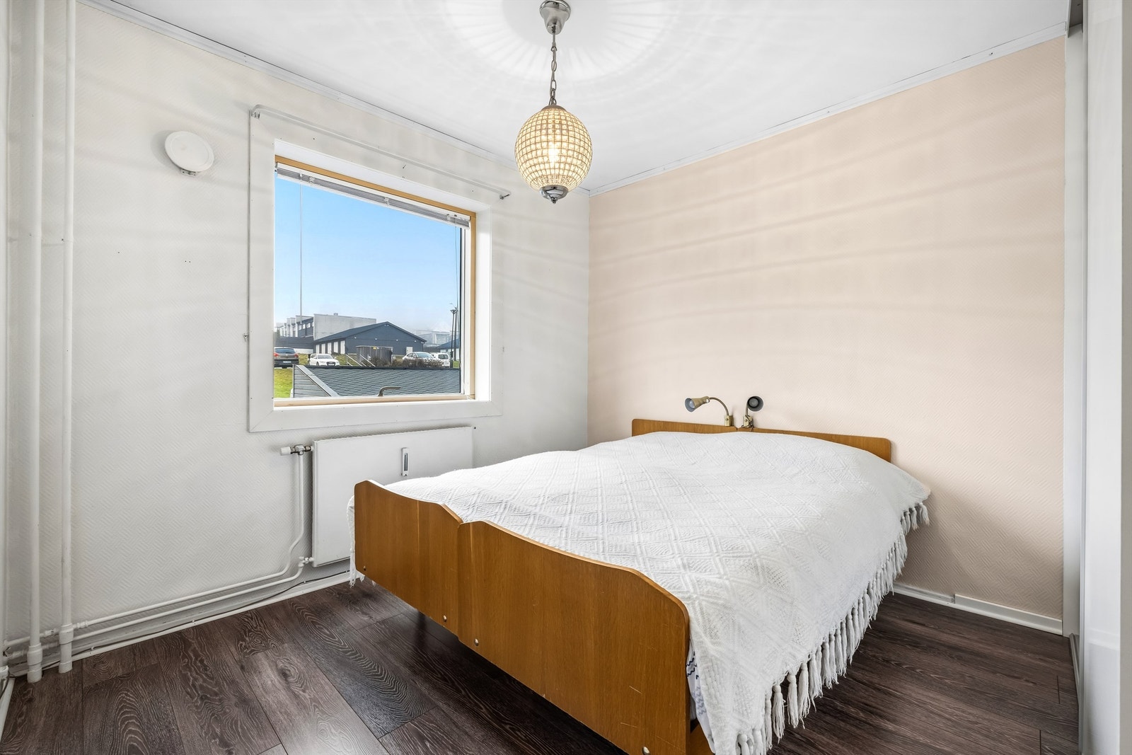 Hovedsoverommet har god plass til dobbeltseng og nattbord. Galleribilde