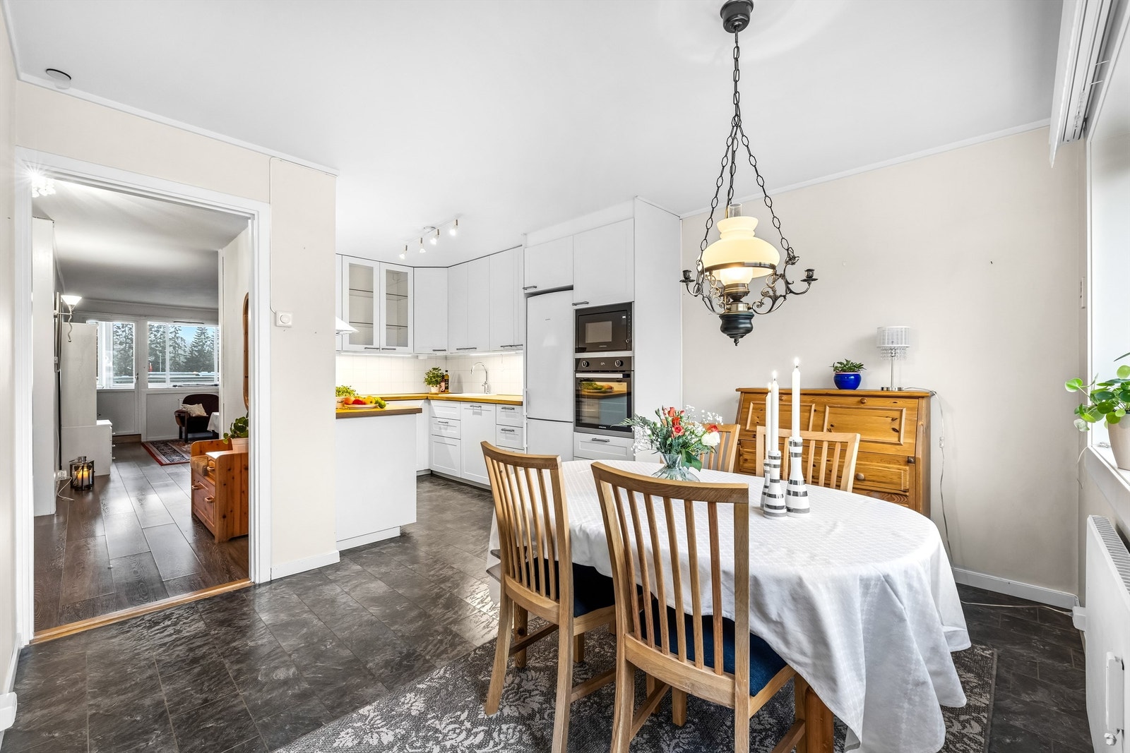 Separat kjøkken med hyggelig spiseplass Galleribilde