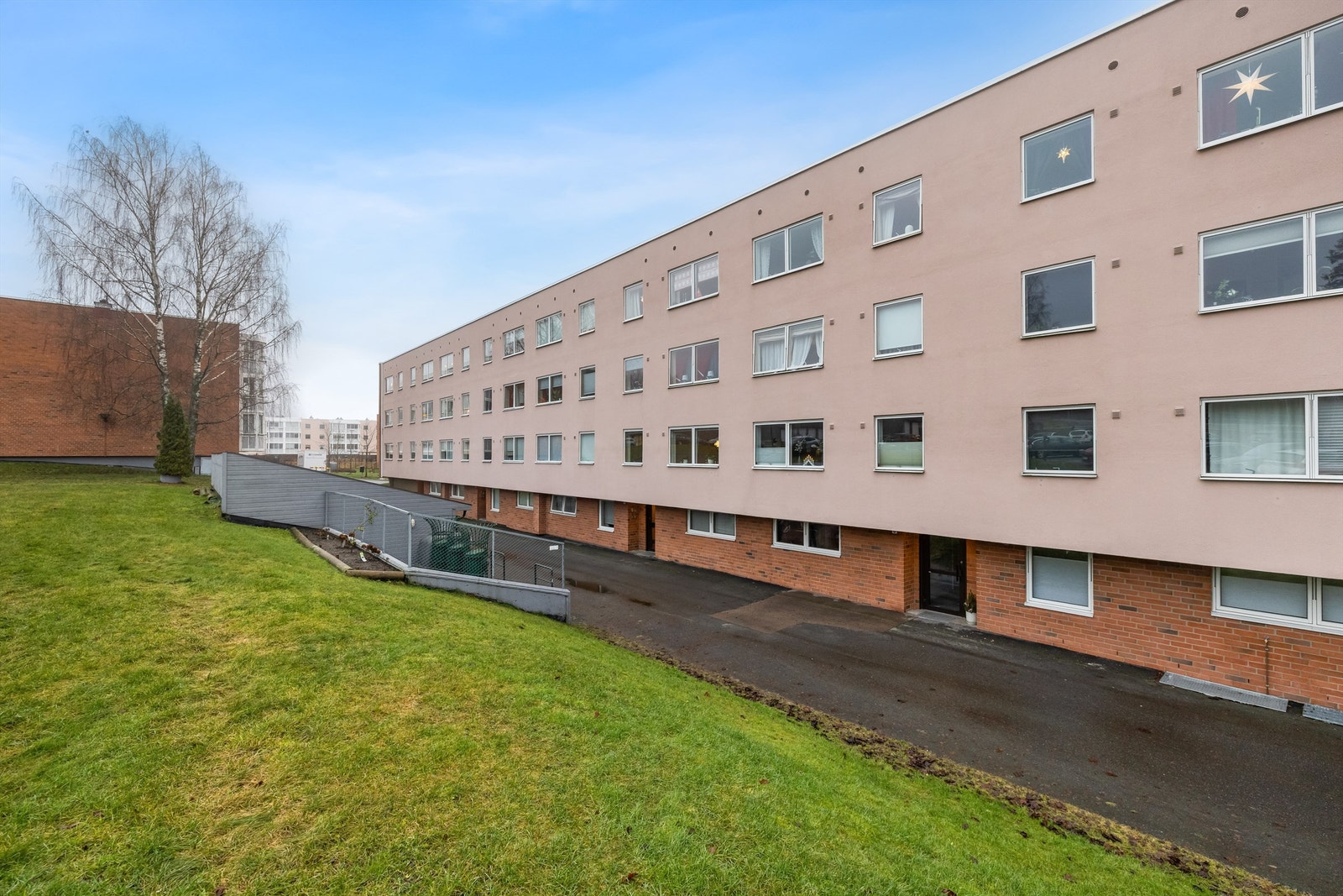 Leiligheten ligger i en velholdt borettslag med store, grønne fellesarealer. Galleribilde