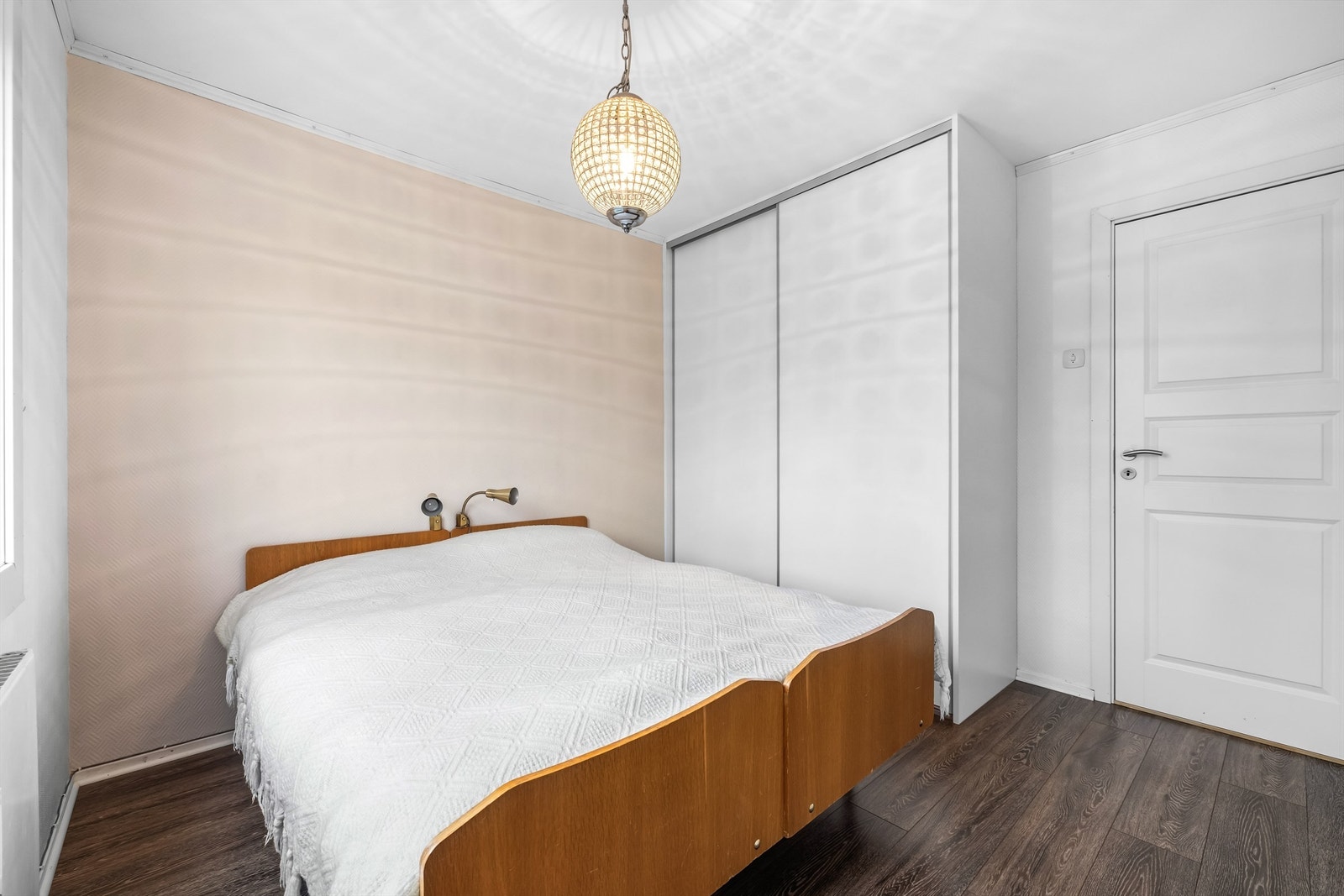 En stor skyvedørsgarderobe gir godt med oppbevaringsplass for klær. Galleribilde