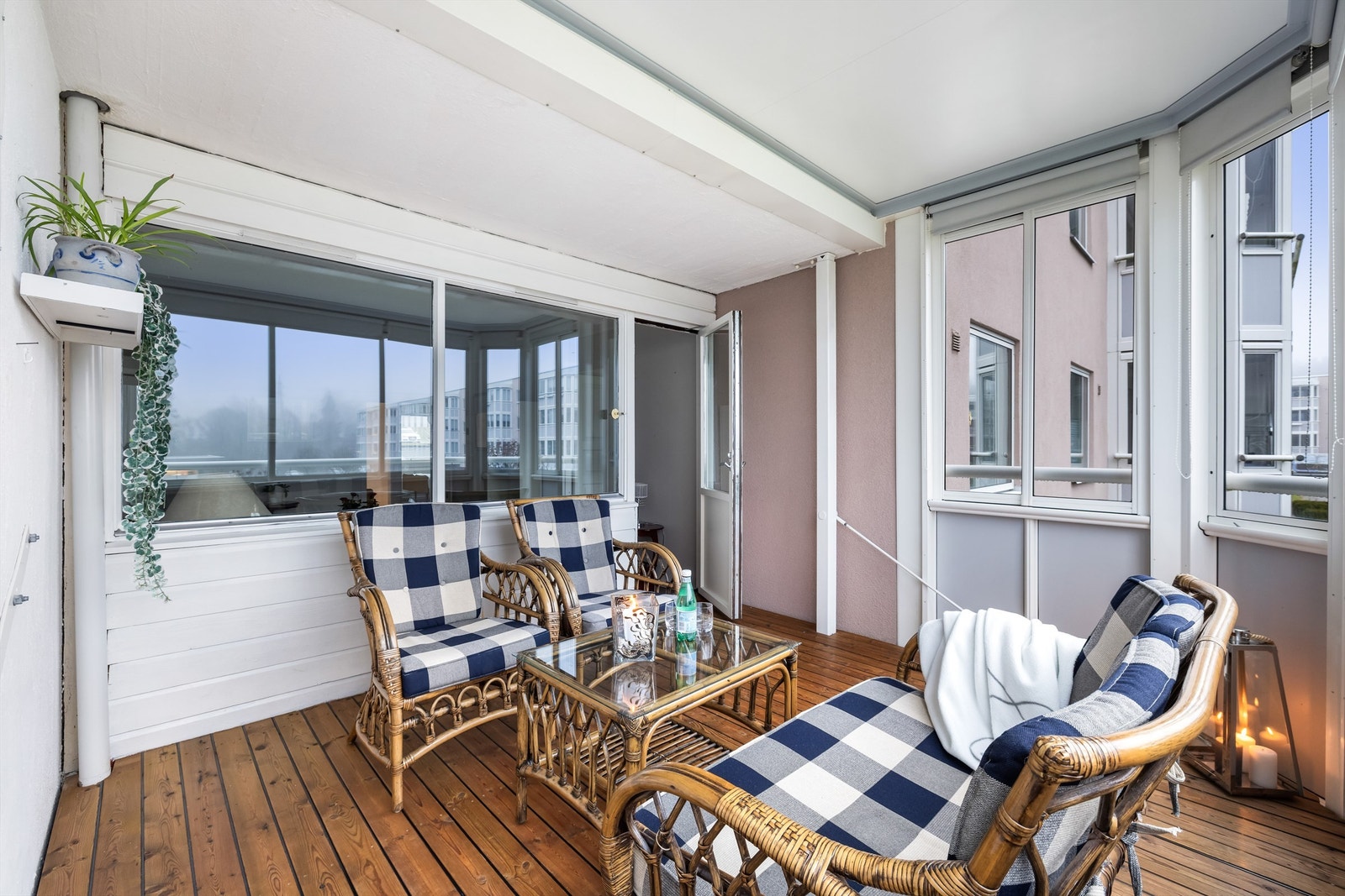 Innglassingen gjør balkongen til et anvendelig uterom som kan nytes store deler av året. Galleribilde