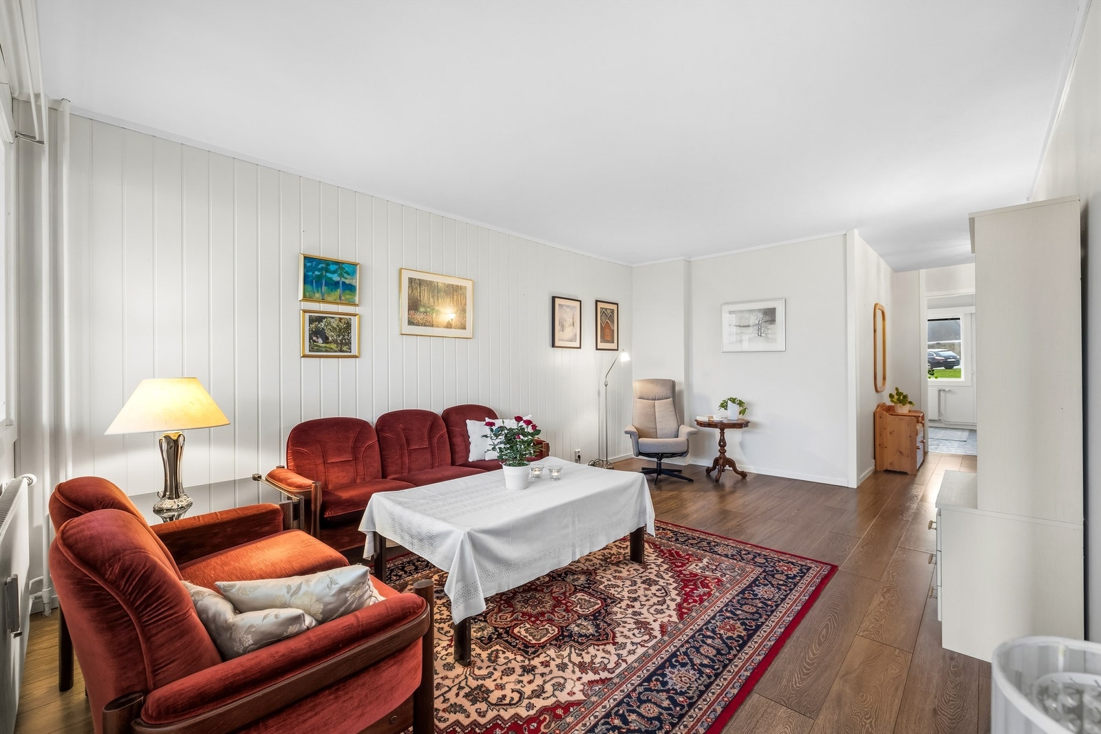 Rommet har en lun atmosfære med panelvegger og laminatgulv. Galleribilde