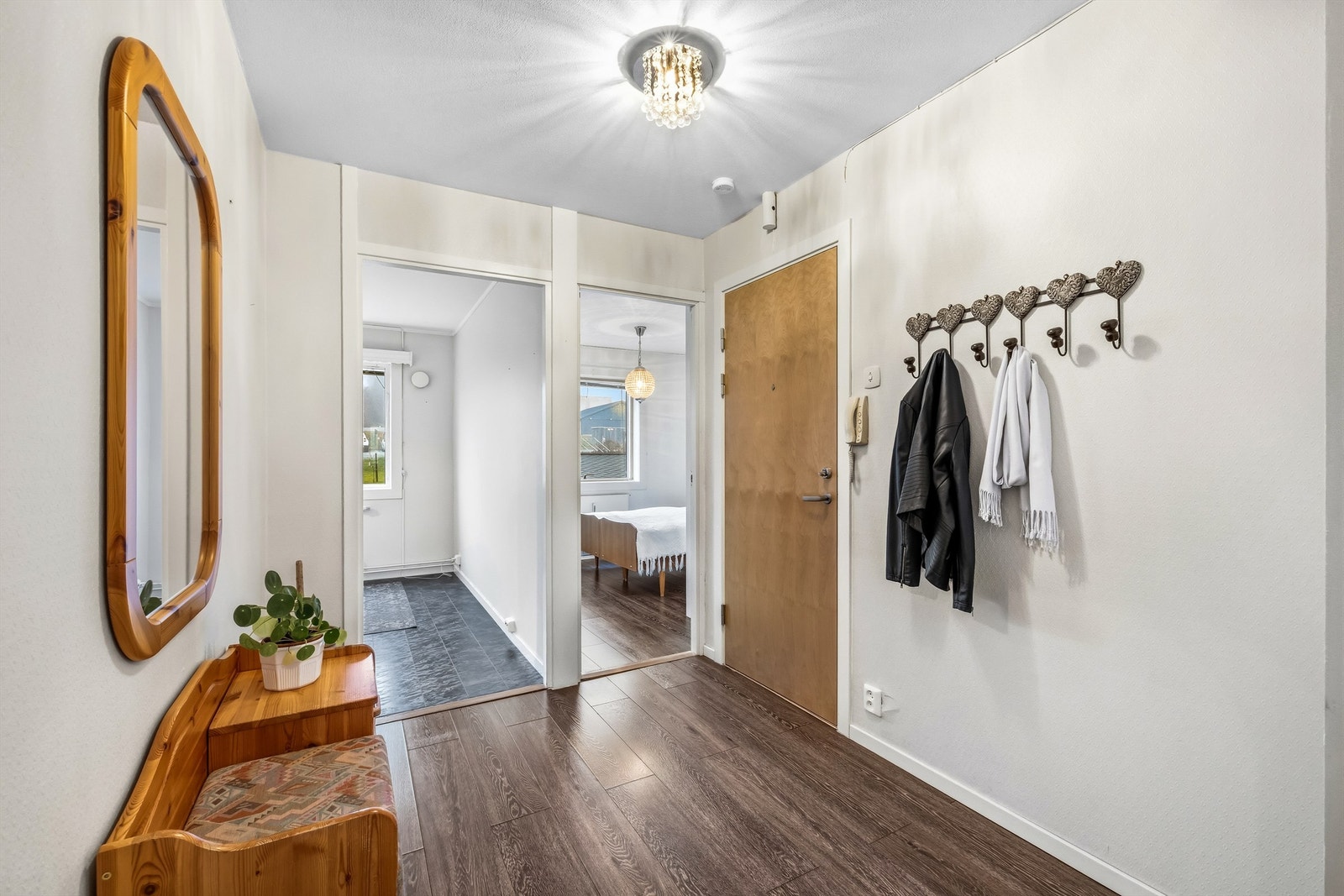 Romslig entré med plass til å henge fra seg yttertøy. Galleribilde