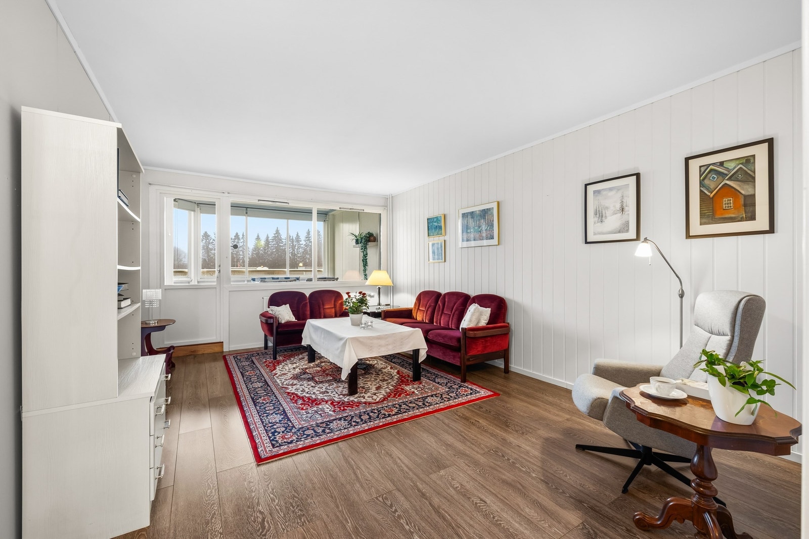 En gjennomgående leilighet med sentral beliggenhet i et veletablert og familievennlig område på Løvenstad. Galleribilde