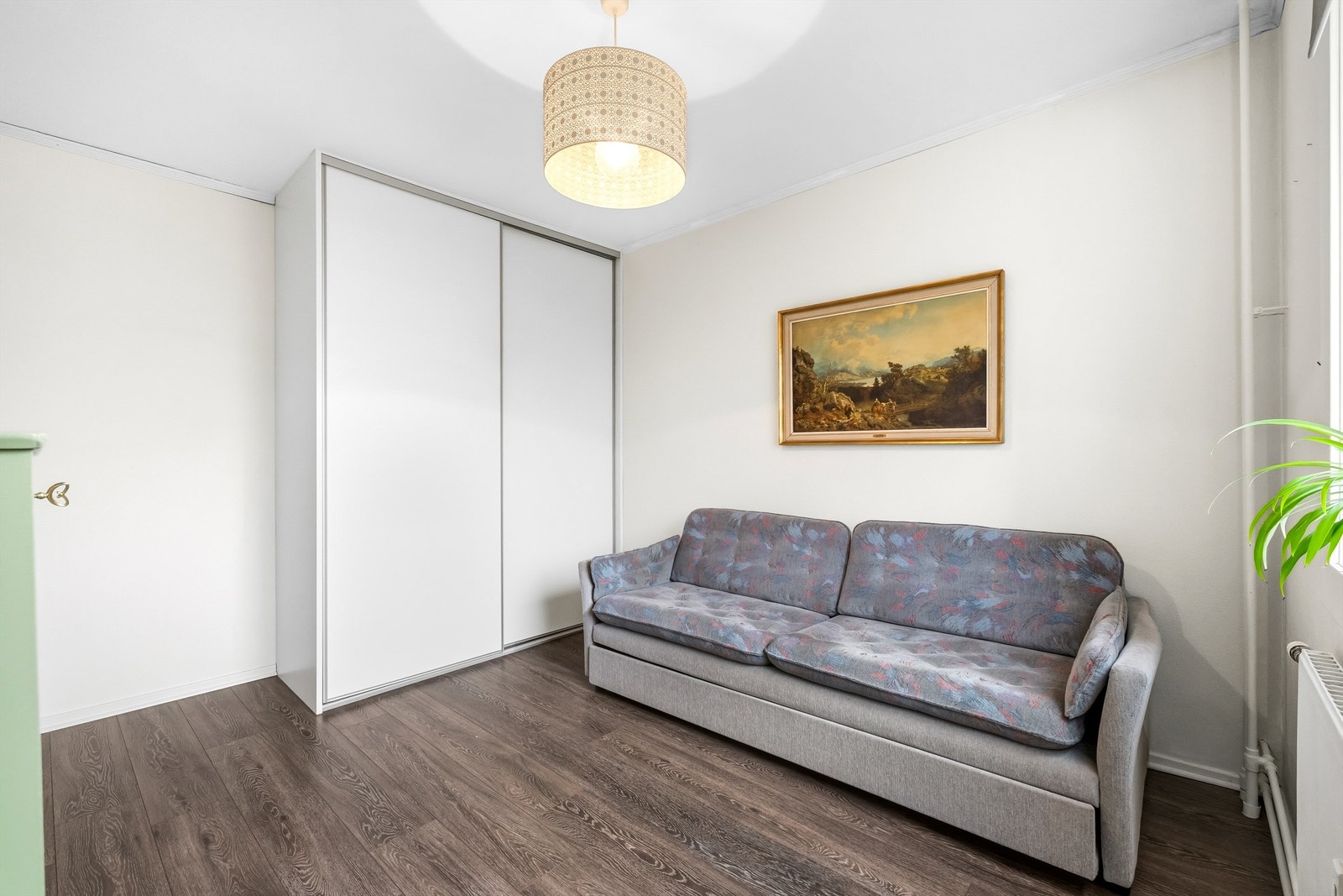 Også dette rommet er utstyrt med en praktisk skyvedørsgarderobe. Galleribilde