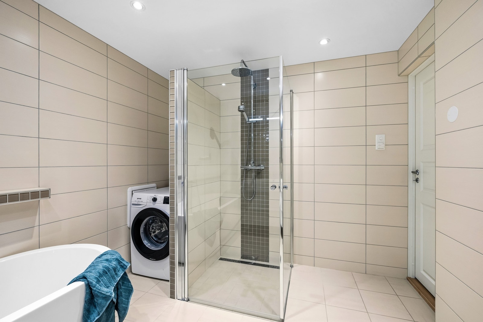 Badet har downlights i taket og opplegg for vaskemaskin. Galleribilde