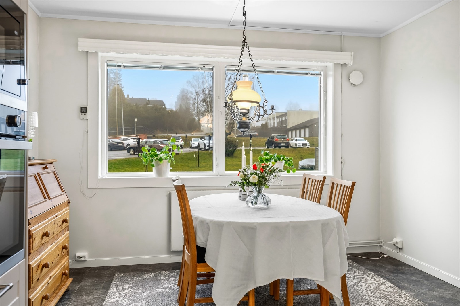 Kjøkkenet har en hyggelig spiseplass ved vinduet med godt lysinnslipp. Galleribilde