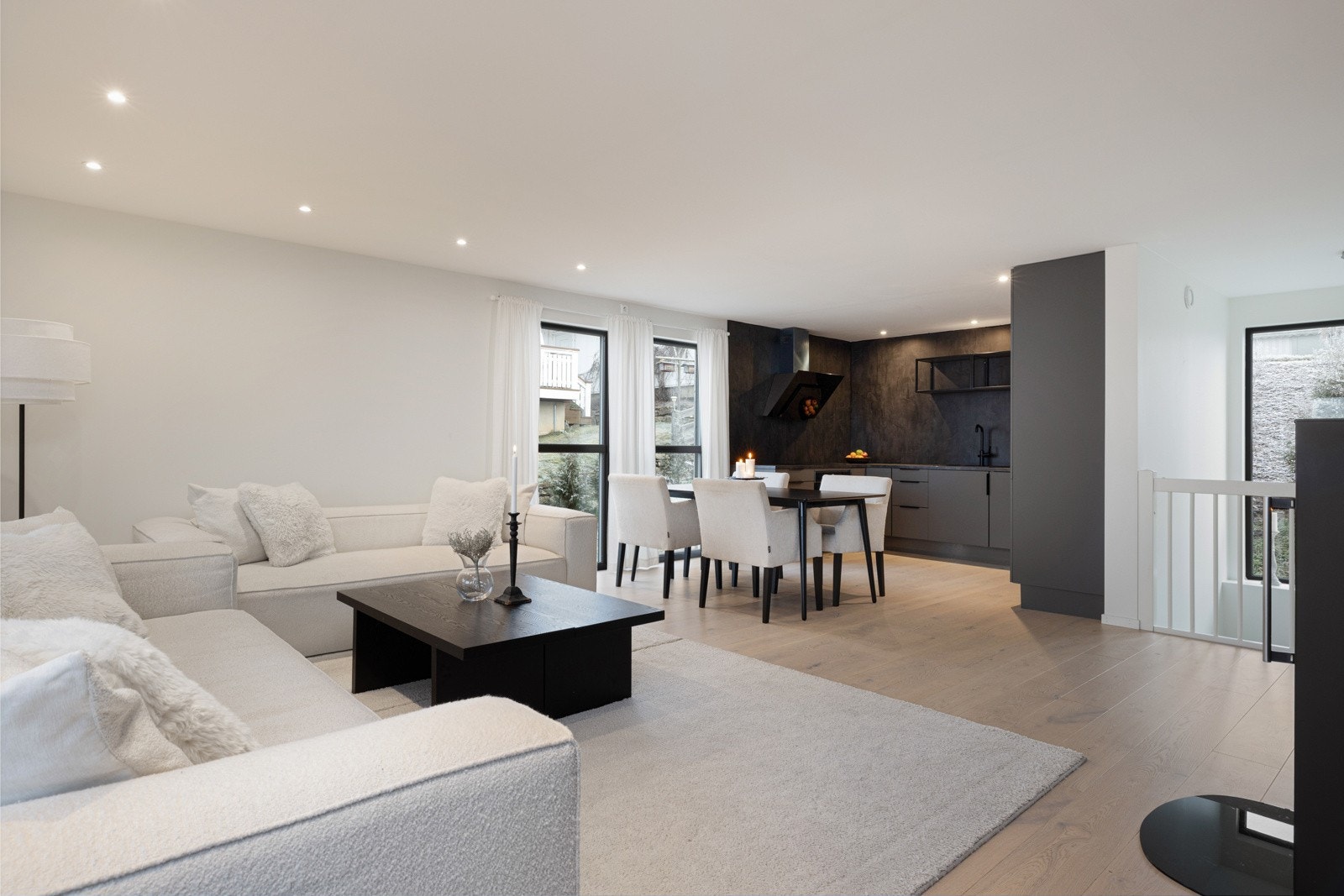 Stor og luftig stue med åpen løsning til kjøkkenet Galleribilde