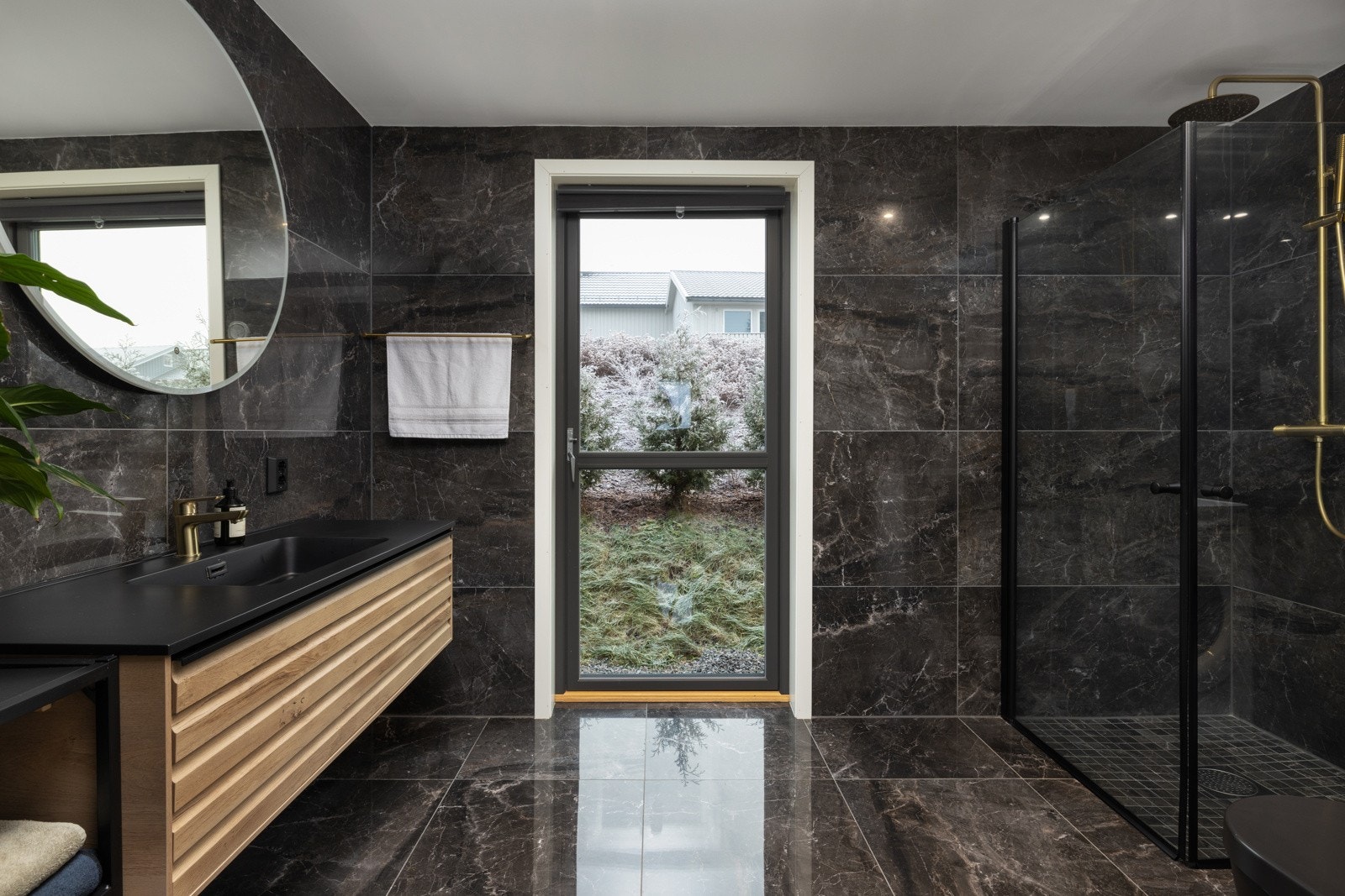 Fra badet i 2.etasje er det utgang til hagen på baksiden Galleribilde