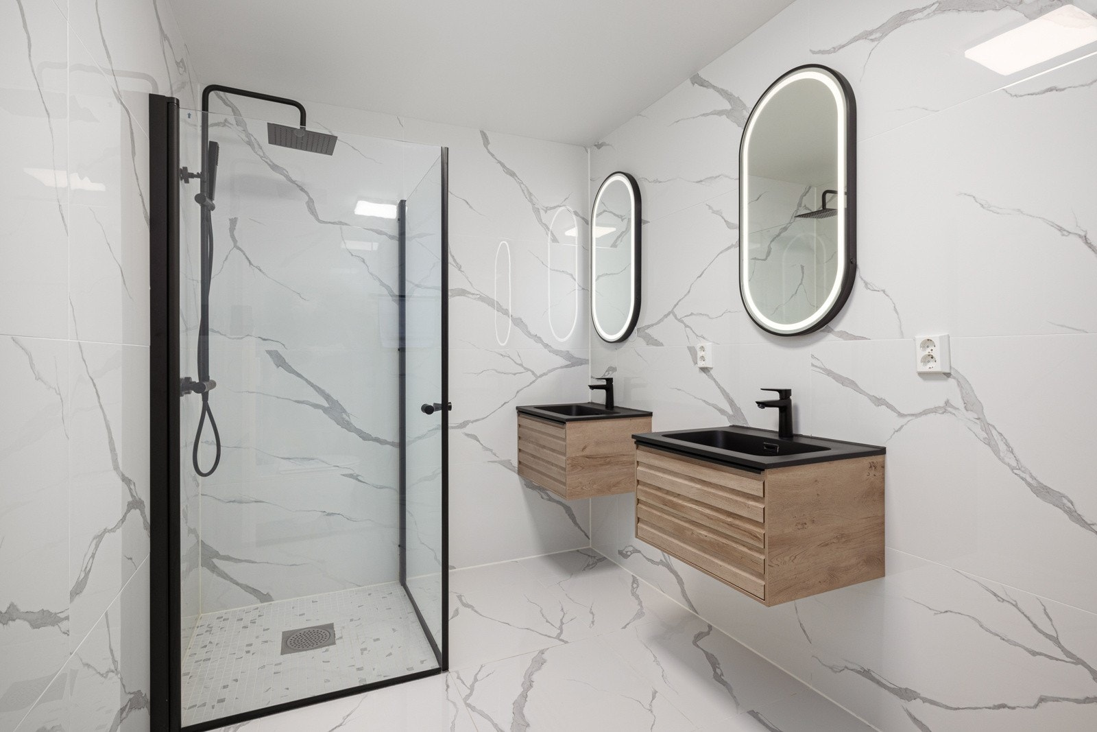 Lekkert flislagt bad i 1.etasje med varmekabler i gulv Galleribilde