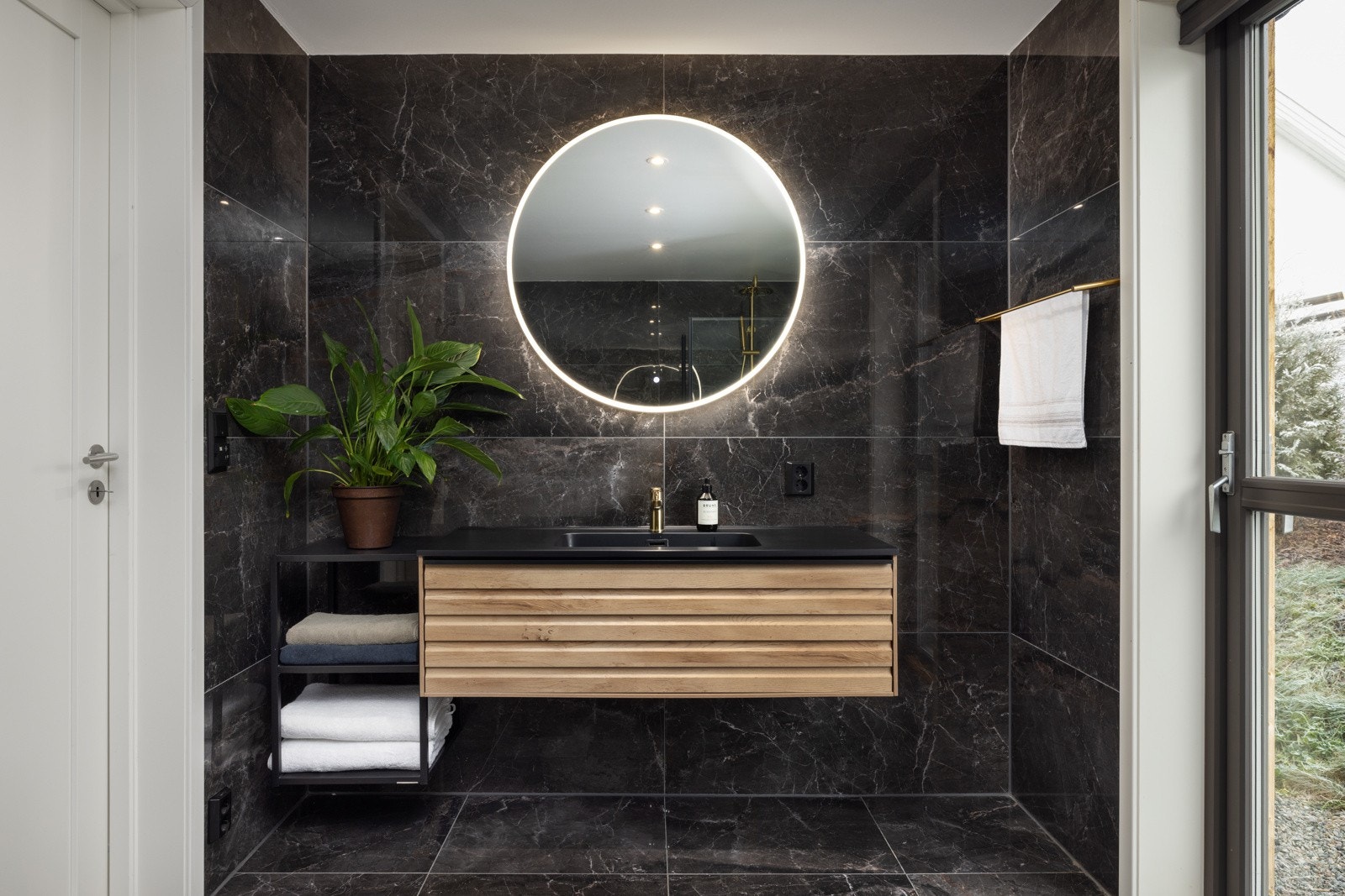 Lekkert flislagt bad med varmekabler i gulv Galleribilde