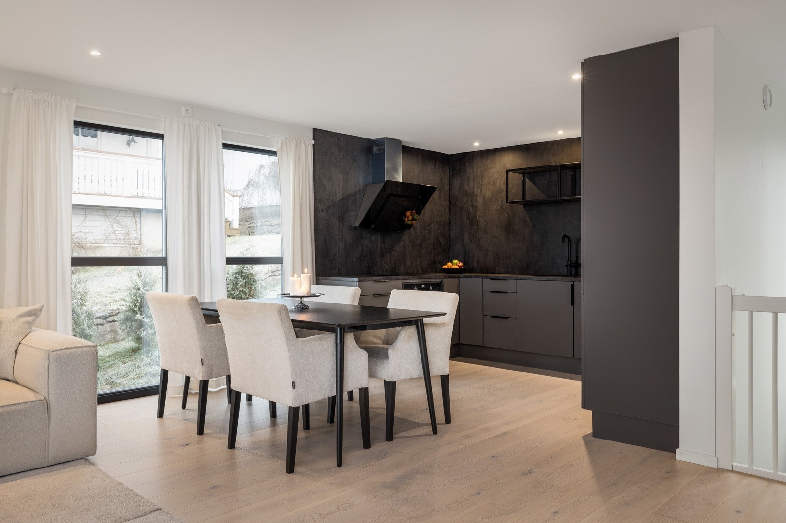 Lekkert kjøkken med integrerte hvitevarer Galleribilde